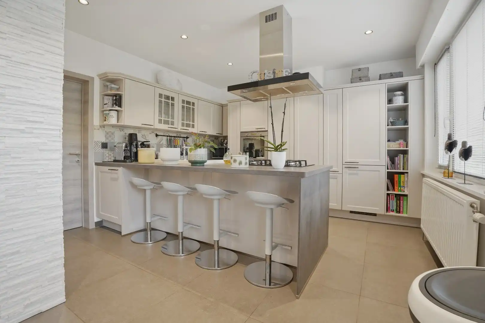 Ruime en instapklare rijwoning in het hart van Nieuwpoort op 284 m² met garage en nieuwe oprit! foto 5