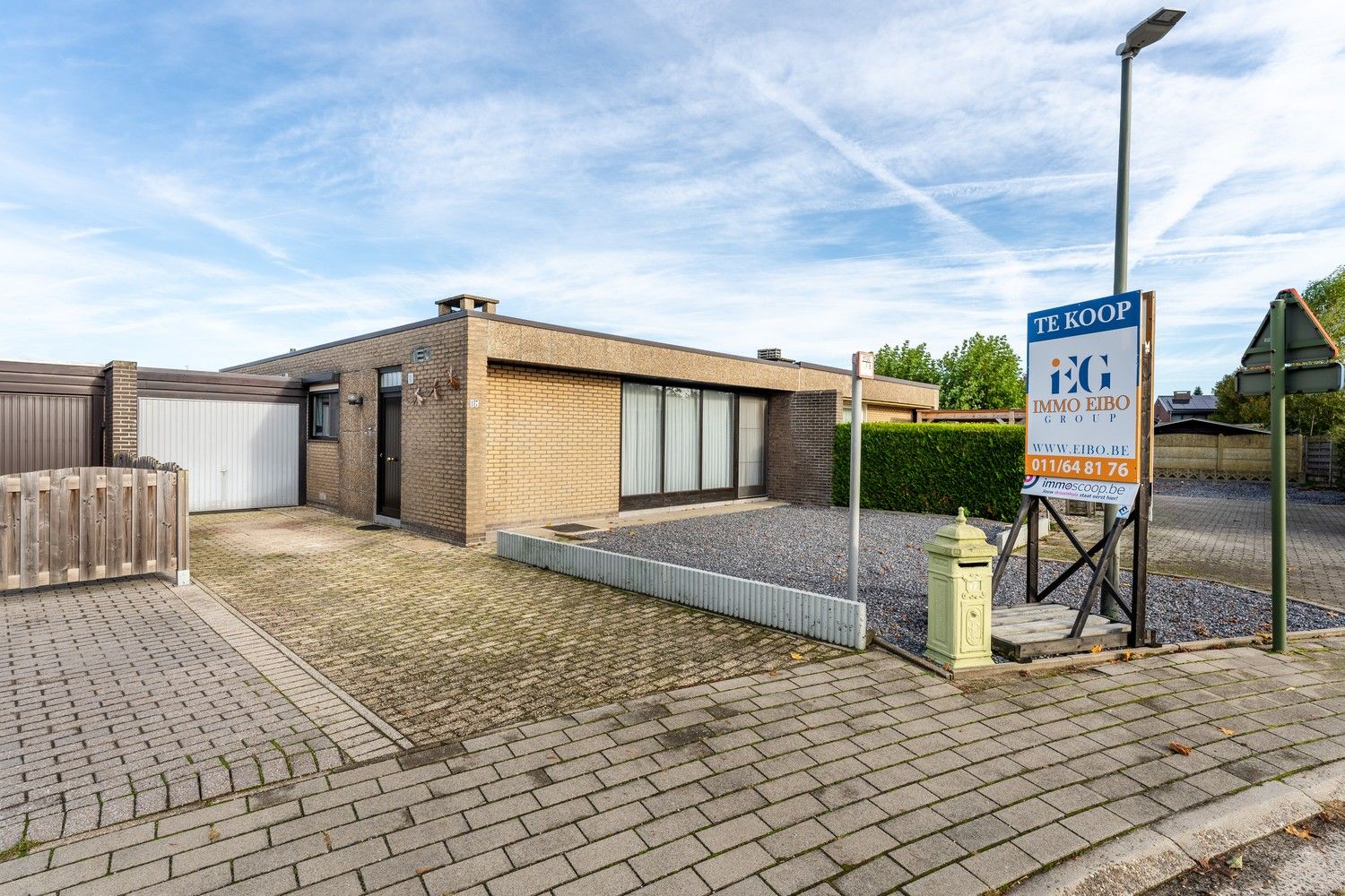 Half-vrijstaande bungalow met drie slaapkamers, instapklaar. foto 2