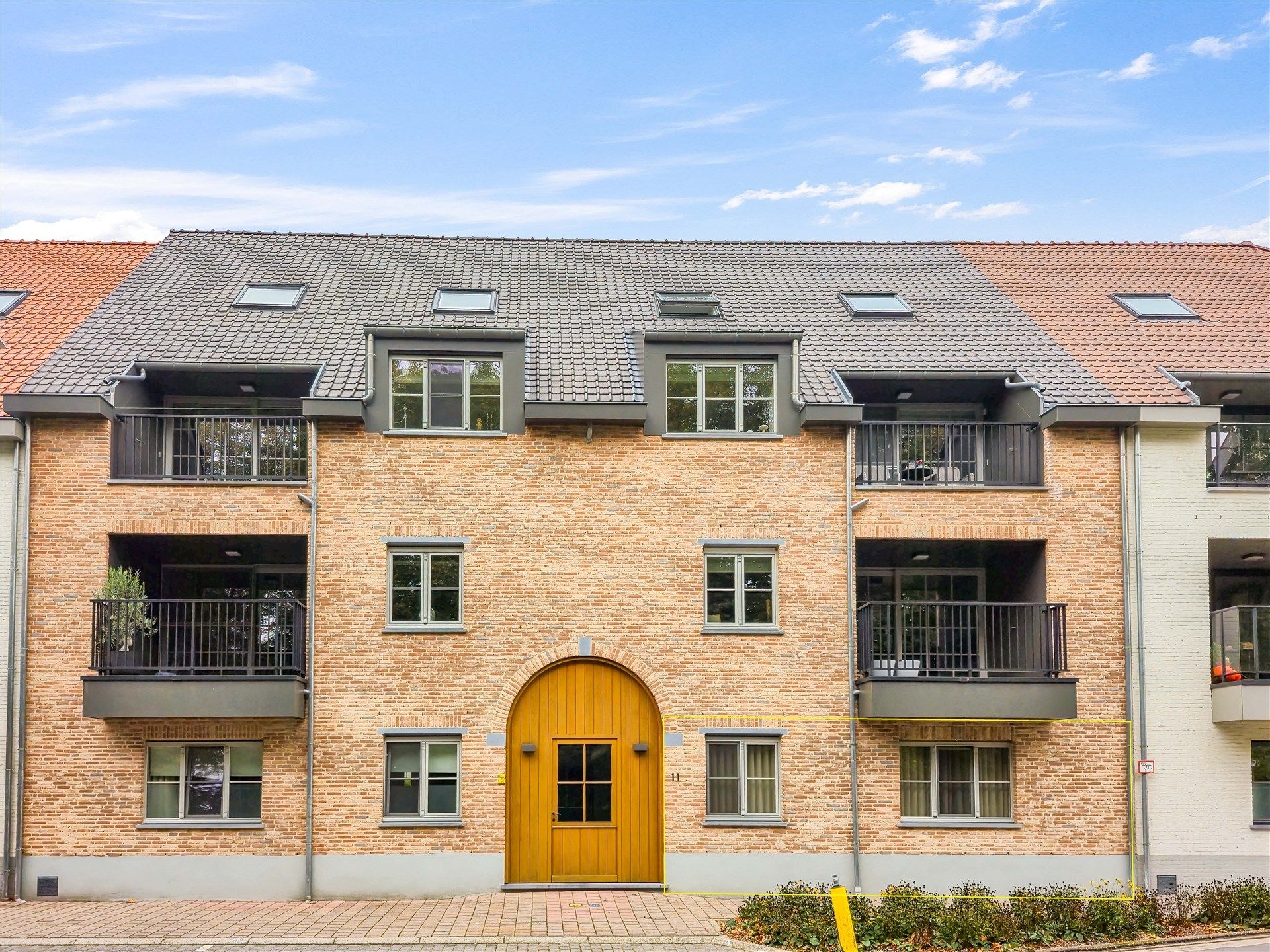 Prachtig gelijkvloersappartement met ondergrondse staanplaats.  foto {{pictureIndex}}