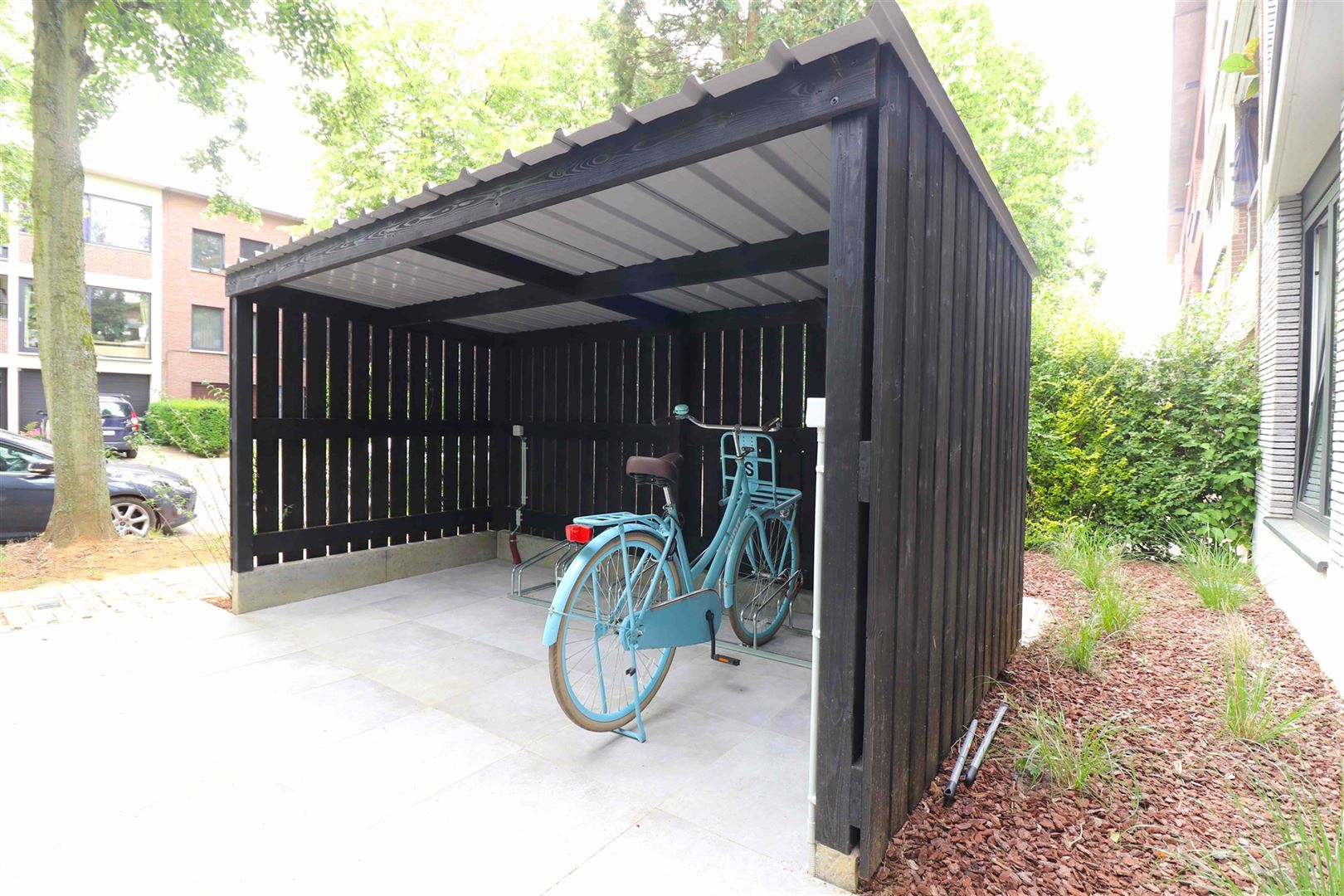 Modern gelijkvloers met groene tuin foto 18