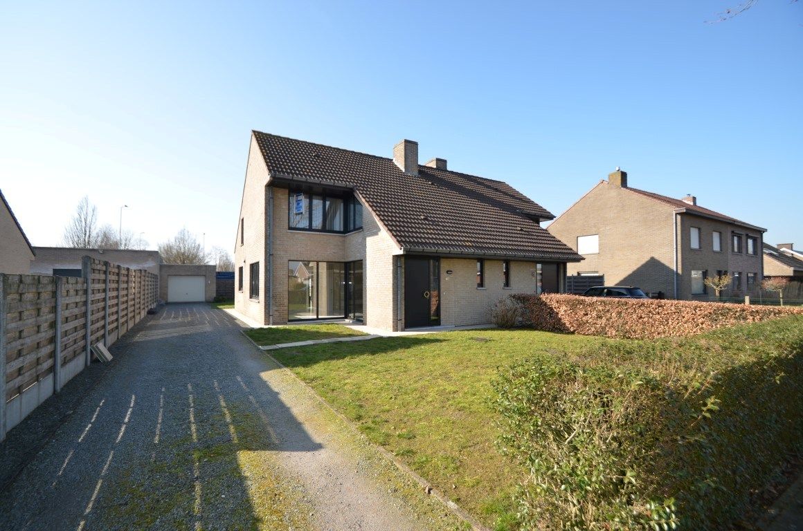 Woning met 3 slpks, garage en tuin foto {{pictureIndex}}
