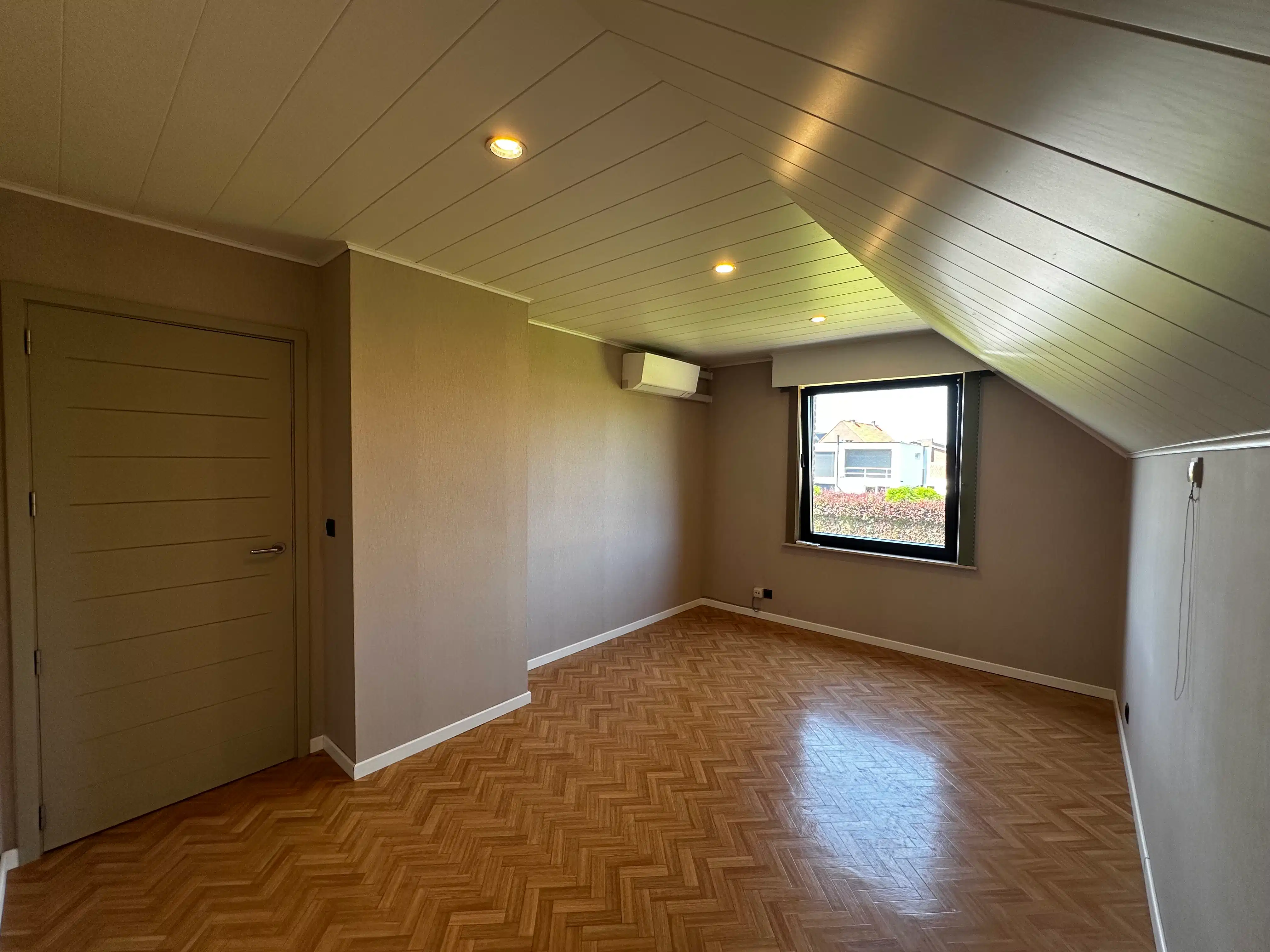 Ruime en lichtrijke woning te huur in het rustige Knesselare foto 15