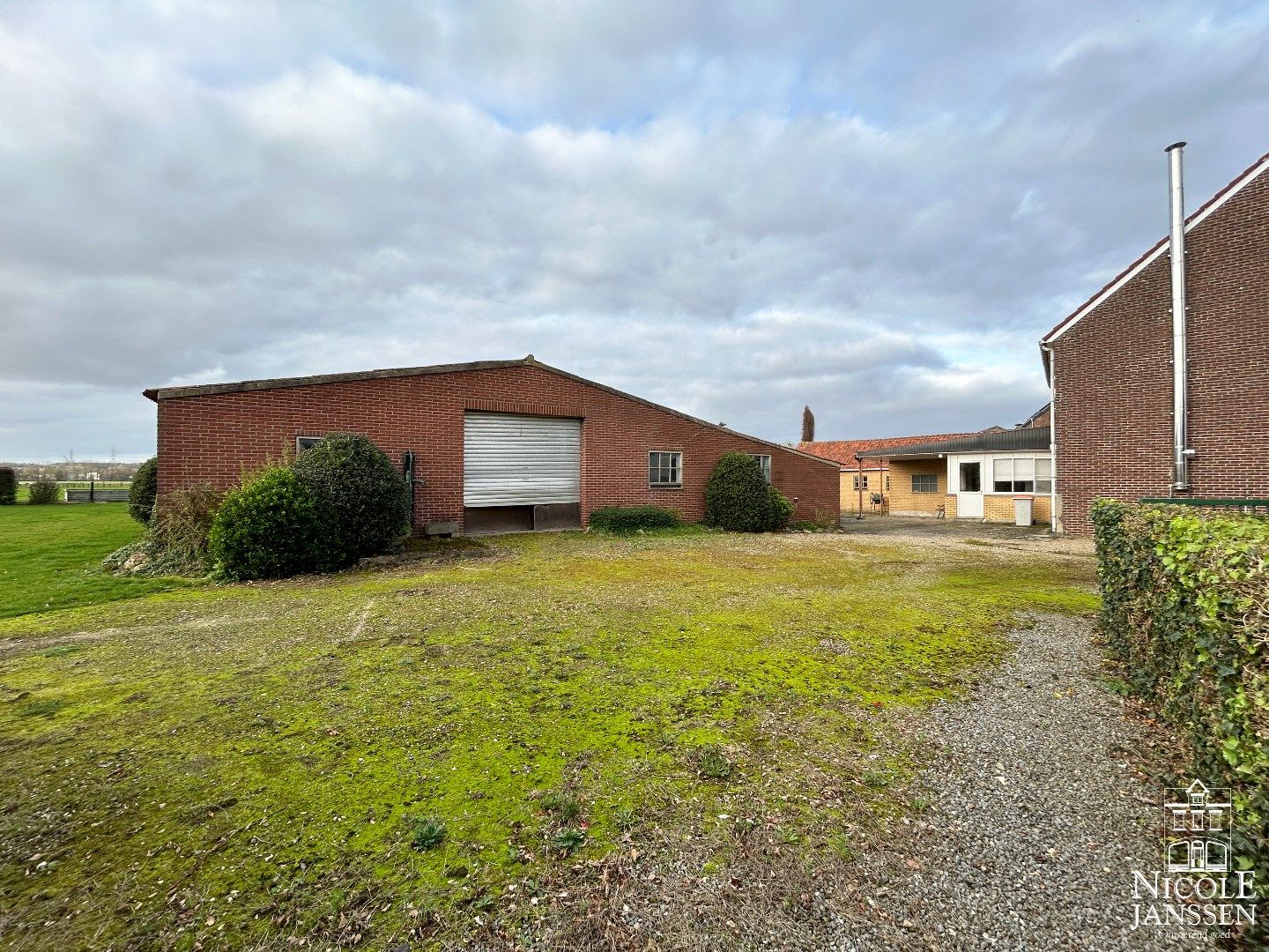 Te renoveren ruime hoevewoning met stallingen en grond foto 16