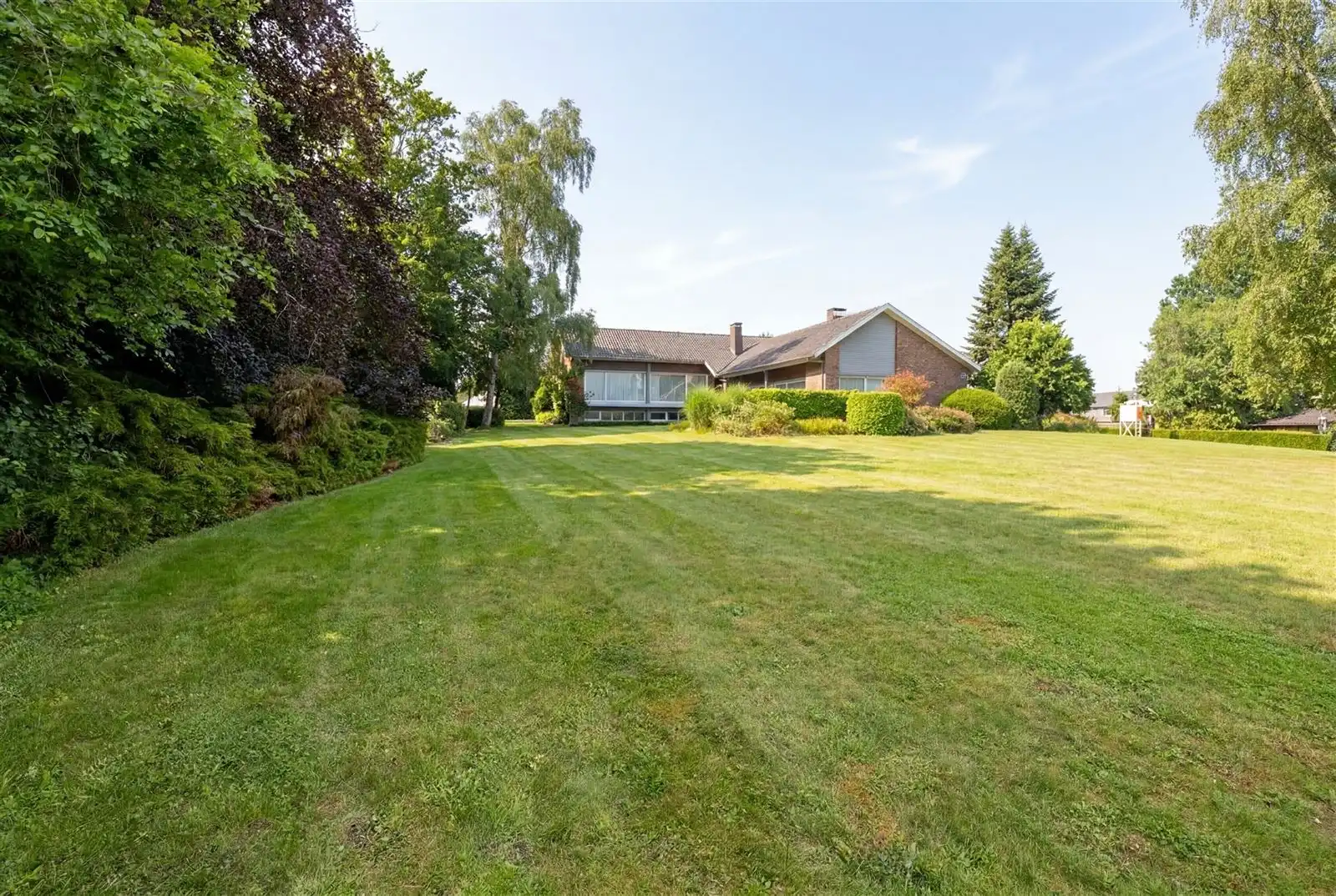Ruime op te frissen split level villa met grote tuin op 23are20 foto 21