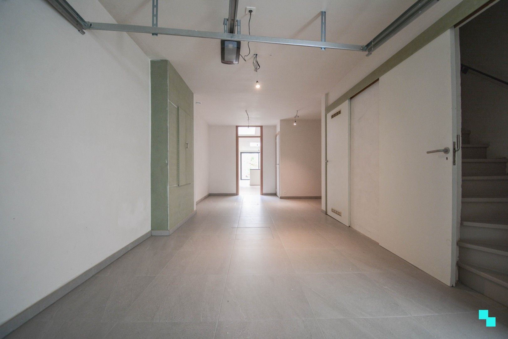 Totaal gerenoveerde woning met garage te centrum Roeselare foto 3