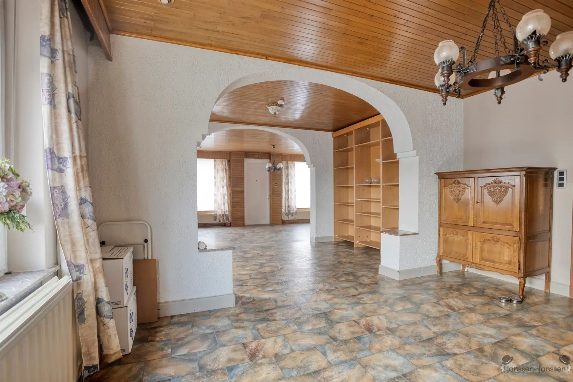 Ruime renovatiewoning met polyvalente bijgebouwen foto 7