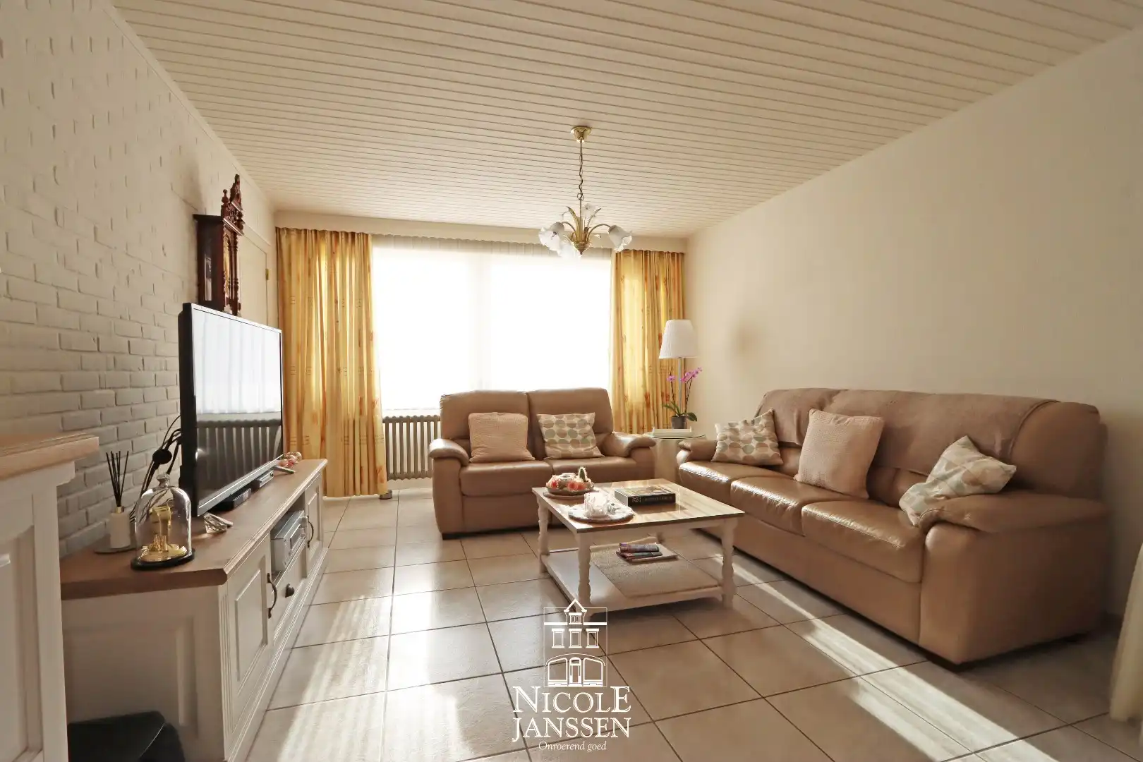 Halfopen gezinswoning met 4 slaapkamers, garage en tuintje foto 5