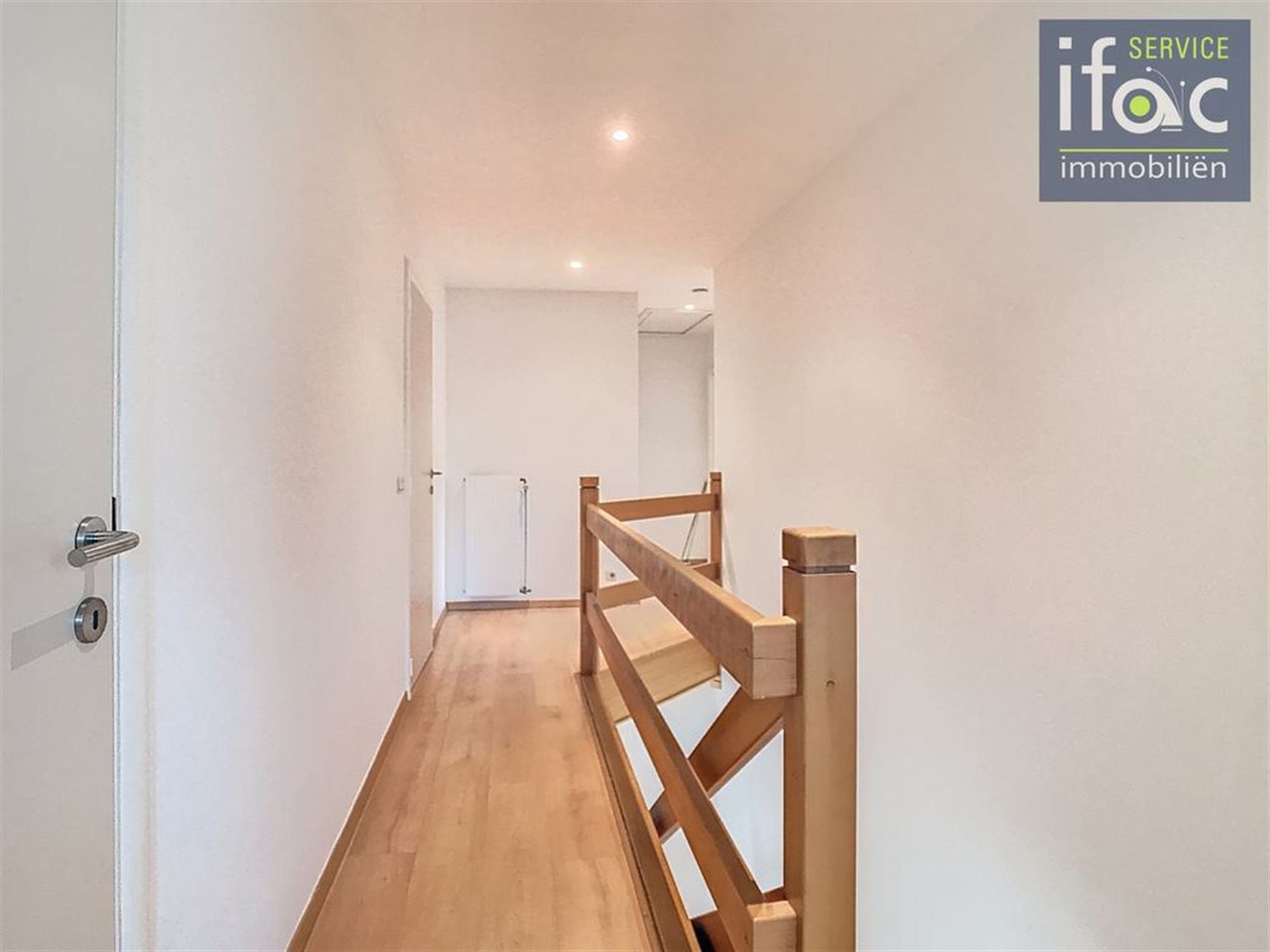 Villa met 4 slaapkamers, 2 badkamers, tuin en garages foto 20