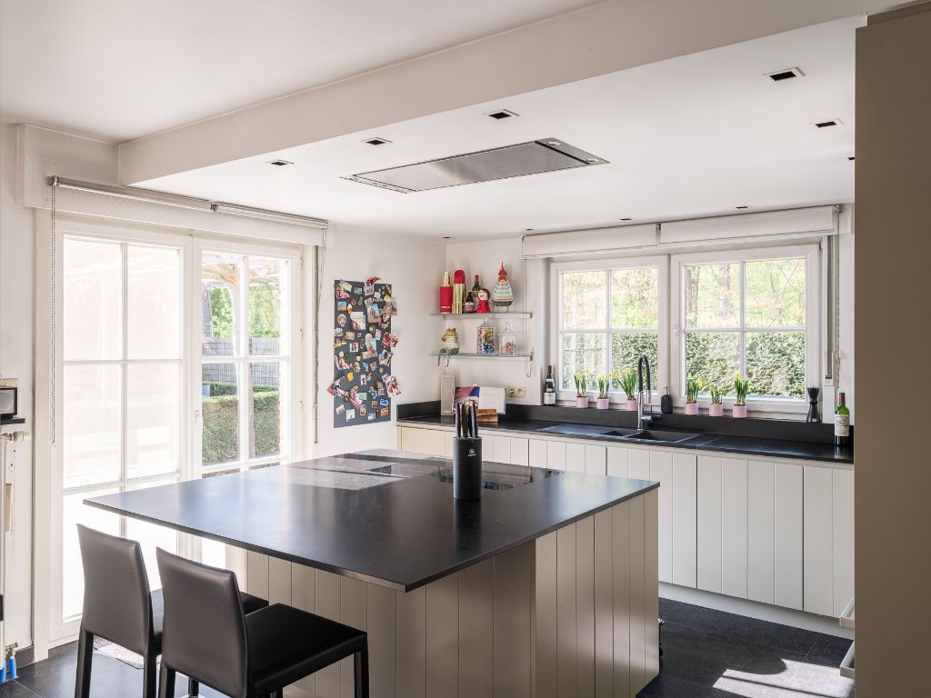 Instapklare, vrijstaande woning met zwembad op een zonnig perceel, drie slaapkamers en de mogelijkheid voor een praktijkruimte in een rustige omgeving. foto 16