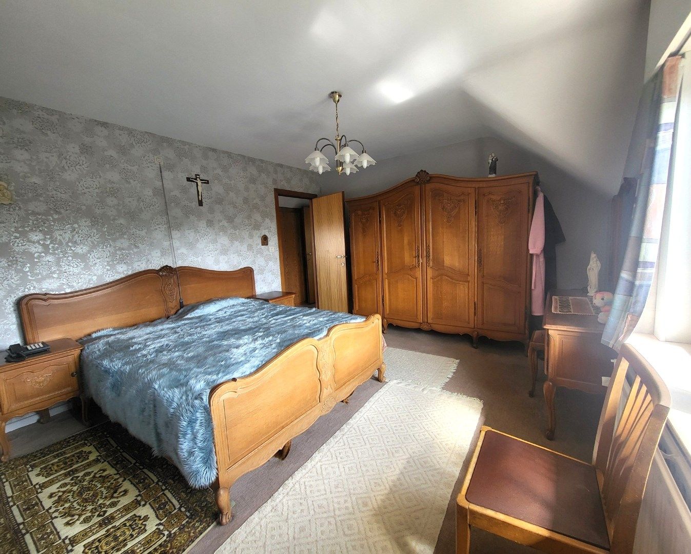 Statig gluurt deze villa naar haar omgeving... foto 13