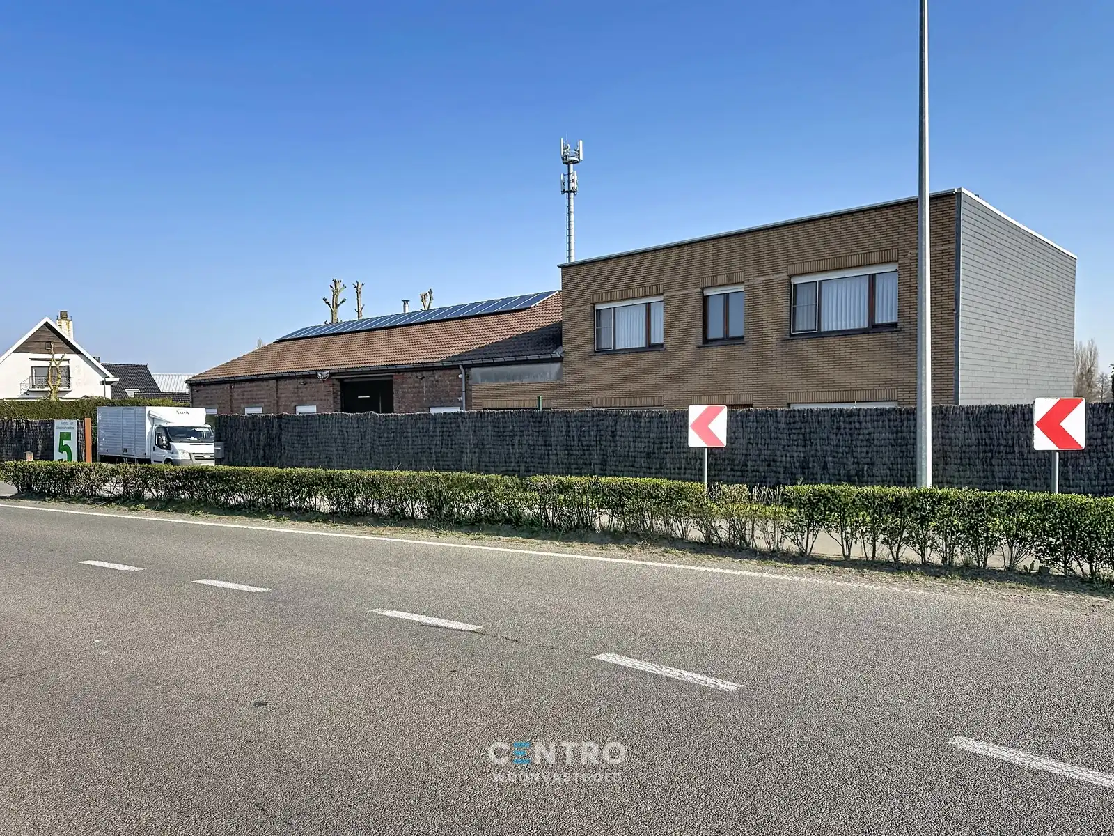 Woning met magazijn op interessante ligging te Gistel! foto 2