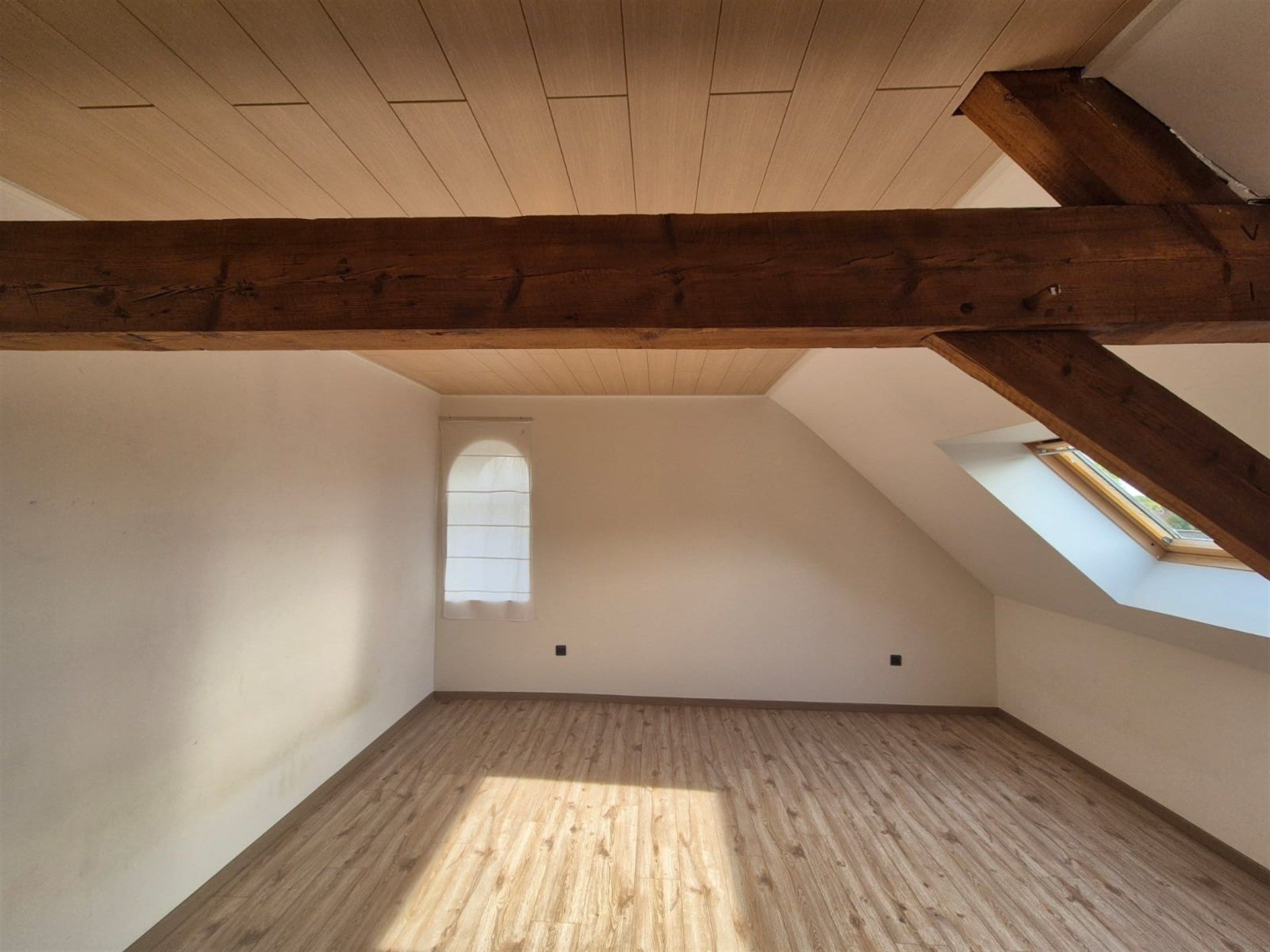 Zeer centraal en rustig gelegen, zeer ruim duplexappartement op de eerste verdieping met privéparking voor 2 wagens. foto 14