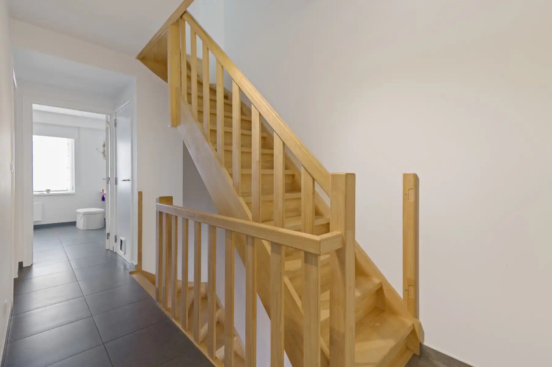 Recente woning op centrale ligging met 2 garages foto 16