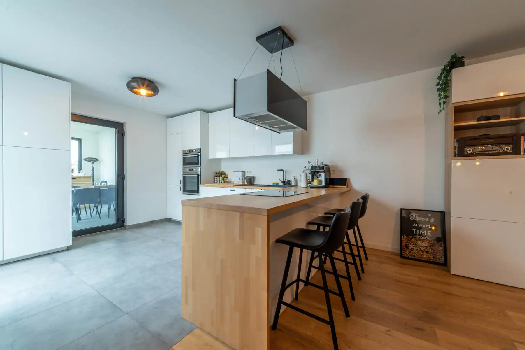 Instapklare, ruime gezinswoning met 5 slaapkamers en praktijkruimte te Boom. foto 3