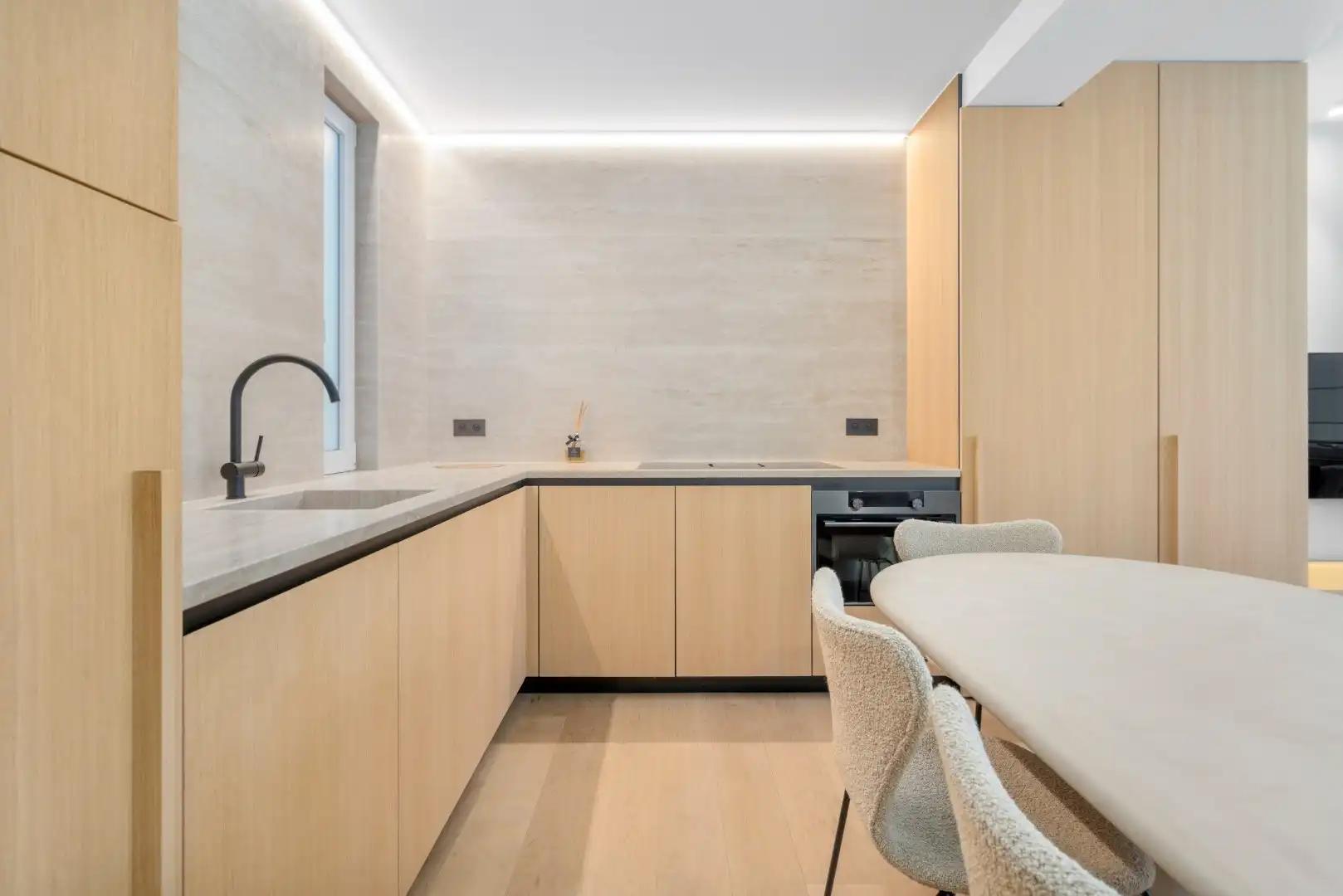 Zeer mooi en luxueus afgewerkt 3 slaapkamer appartement aan het driehoekplein nabij de Zeedijk foto 3