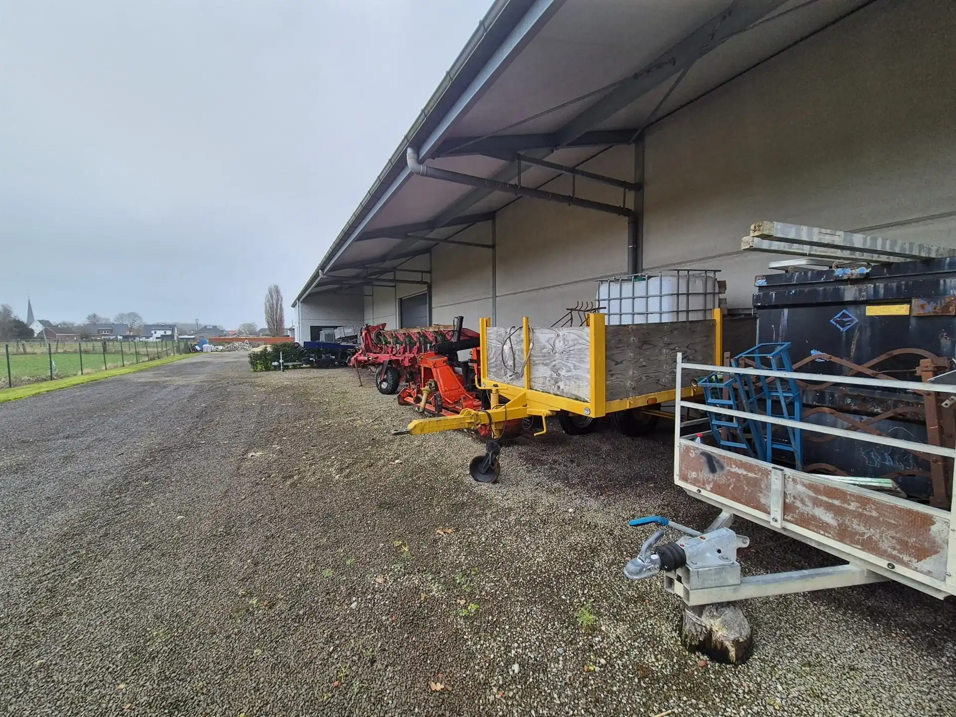 Loods van ± 1.000 m² met ruime buitenopslag. foto 3