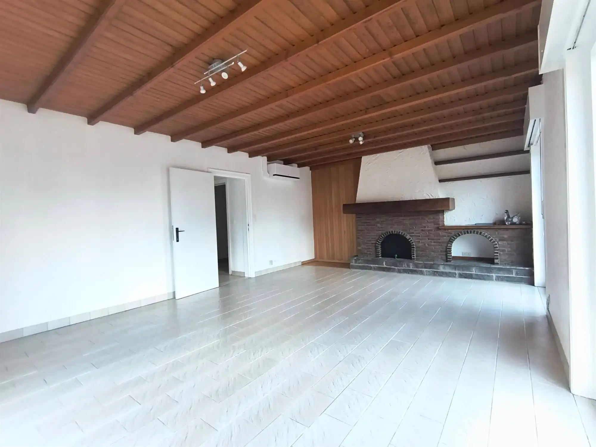 woonhuis -totaal gerenoveerd- met 2 slaapkamers, oprit en garage foto 5