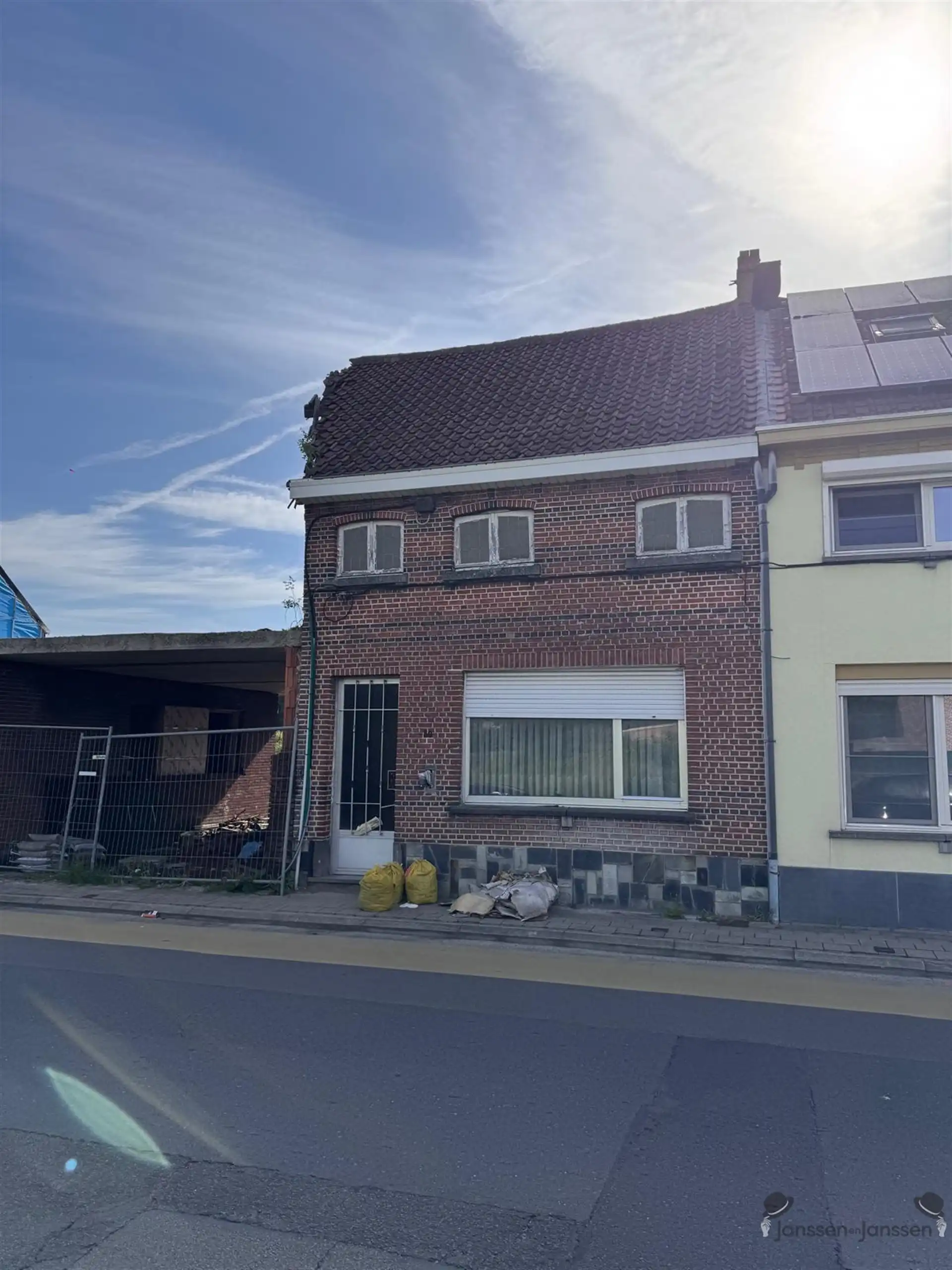 Hoofdfoto van de publicatie: Te slopen of te renoveren woning met achterweg