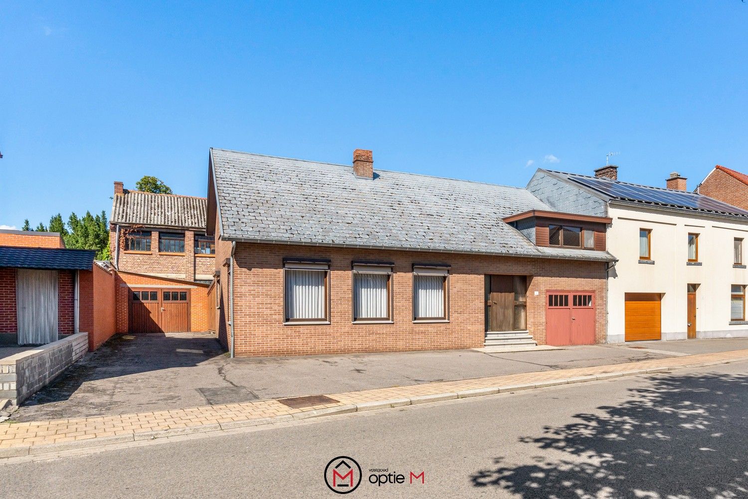 Te renoveren woning met ruim werkhuis foto 3