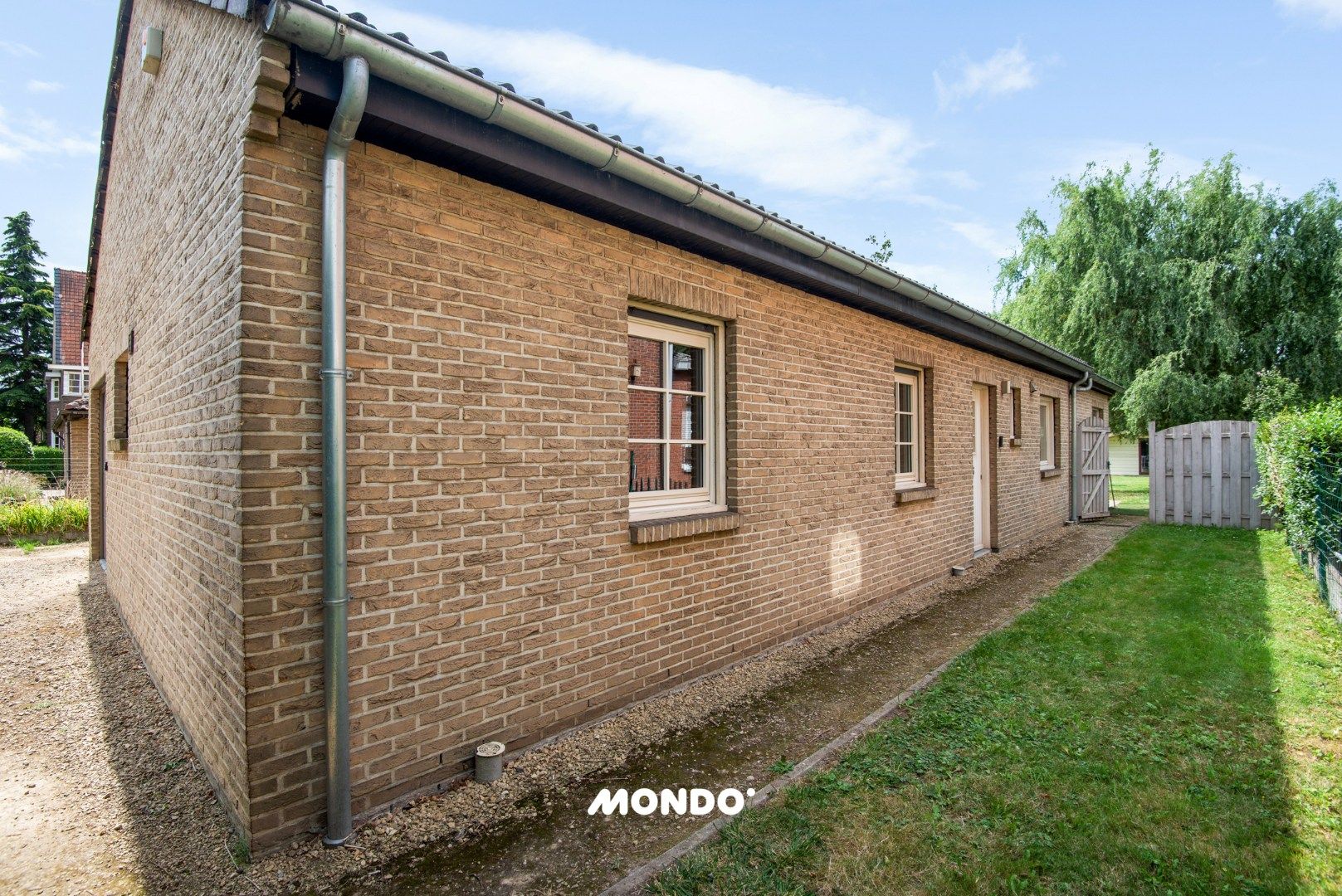 Gerenoveerde laagbouw woning! foto 3
