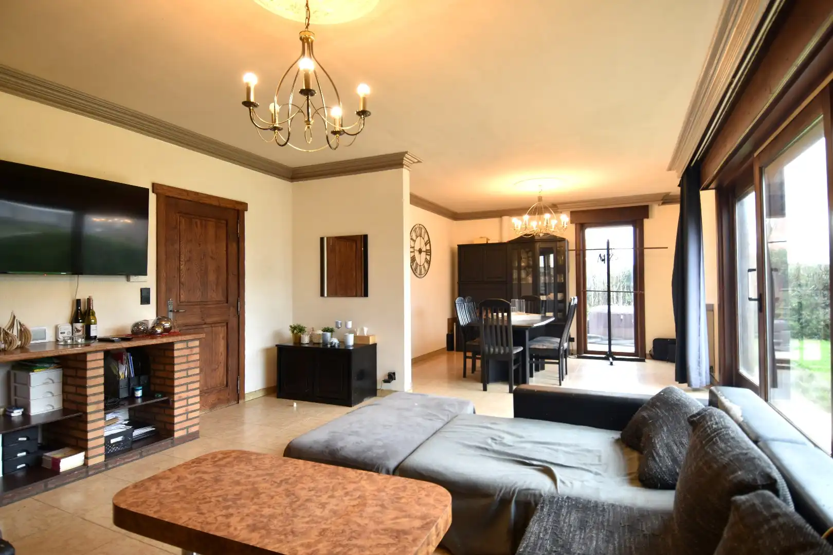 Rustig gelegen gelijkvloerse villa met 3 slaapkamers, dubbele garage en tuin rondom te koop in Ledegem foto 4