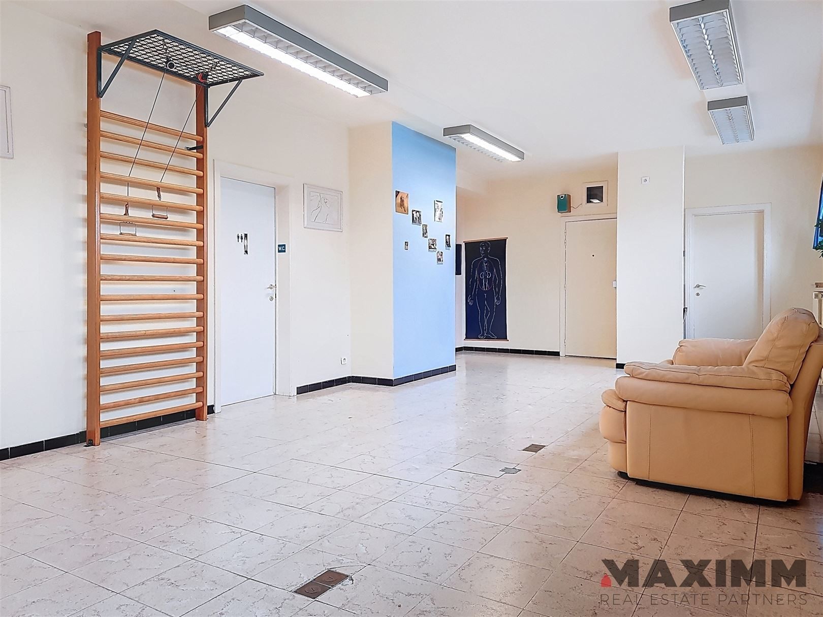 Gelijkvloers hoekpand, volledig onderkelderd op stategische locatie foto 7