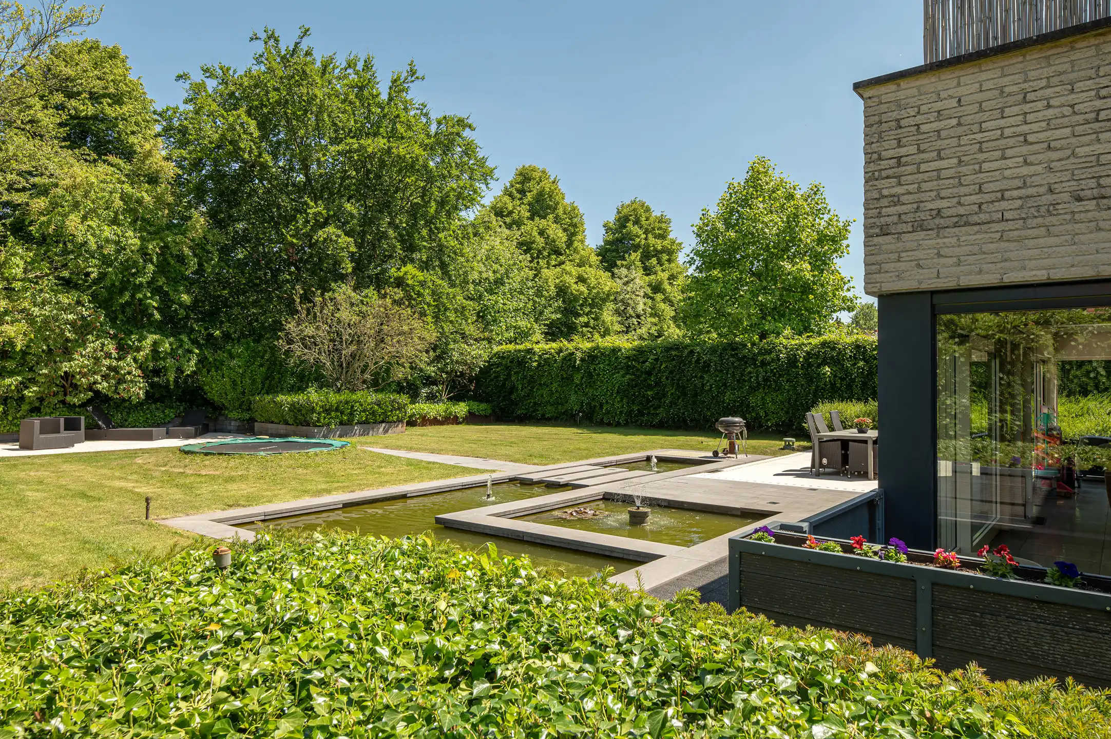 Eigentijdse villa op ca. 1.246 m² te Brasschaat! foto 2