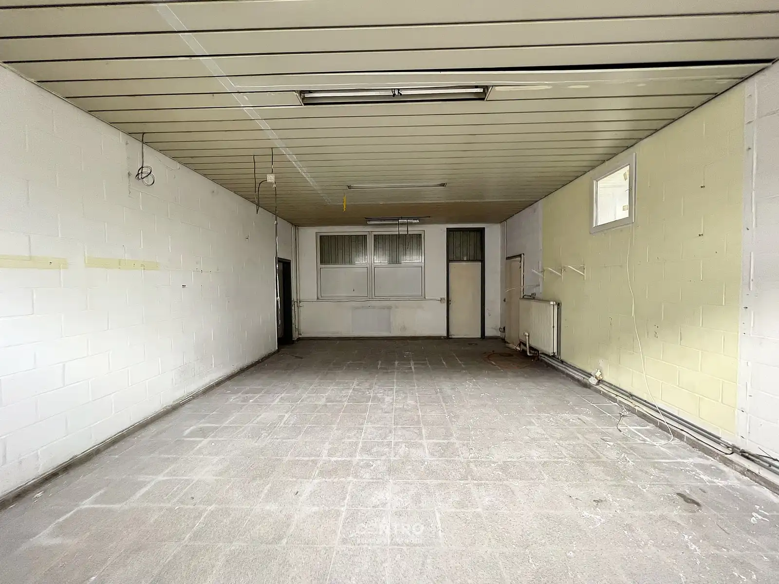 Goed gelegen LOODS/WERKPLAATS (ca.130m2) met  sectionaalpoort en 2 parkeerplaatsen te RUMBEKE. foto 5