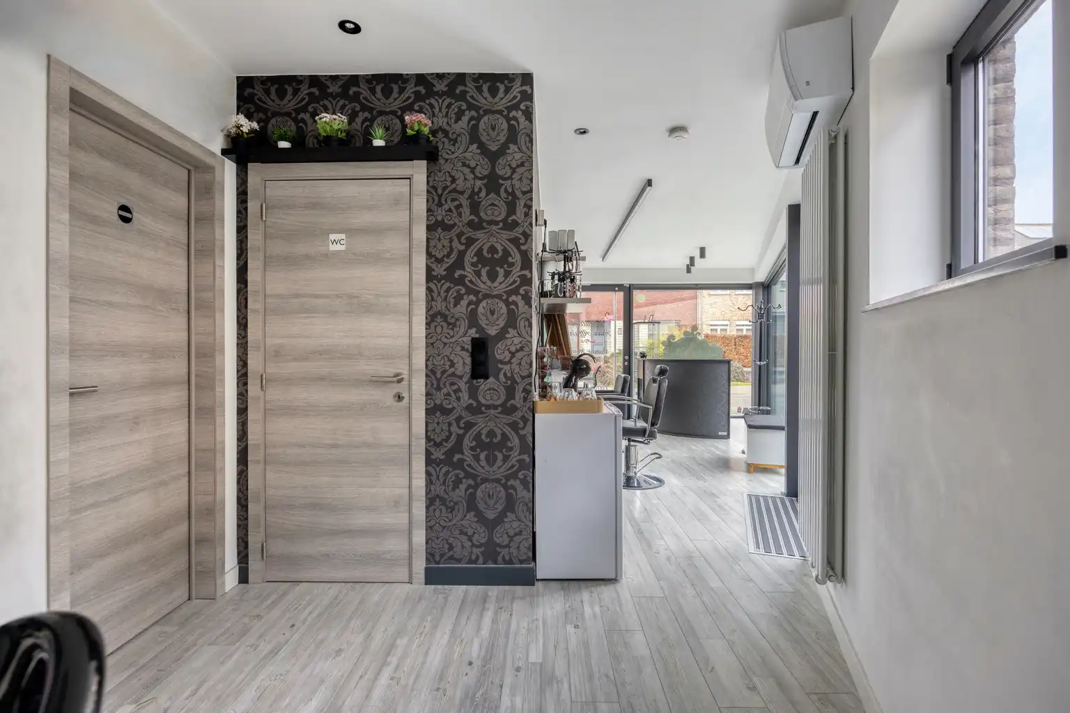 INSTAPKLARE WONING MET PRAKTIJKRUIMTE/BUREEL EN ZWEMBAD foto 5