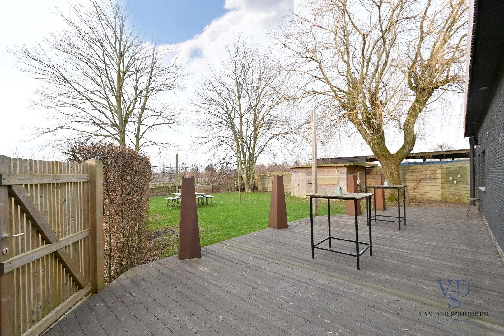 Ruime bungalow met bijgebouwen in Meilegem. foto 3