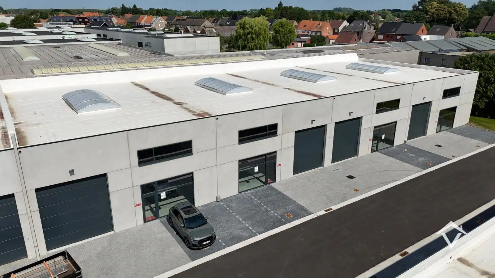 Loods te koop – 246 m² met 2 parkeerplaatsen inbegrepen op de industriezone te Ichtegem foto 3