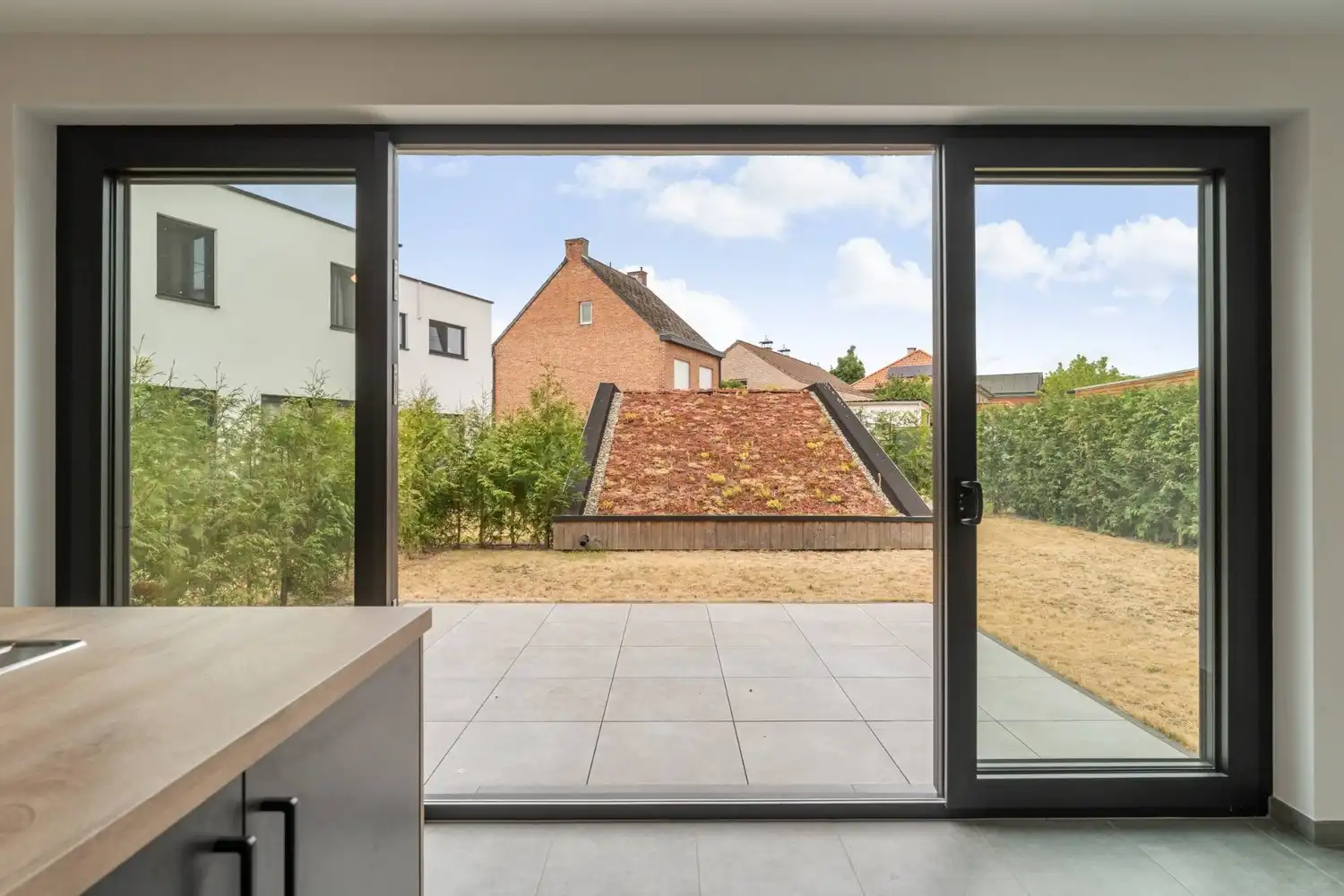 Volledig afgewerkte woning met 3 slaapkamers, tuin en 2 ondergrondse parkeerplaatsen foto 6