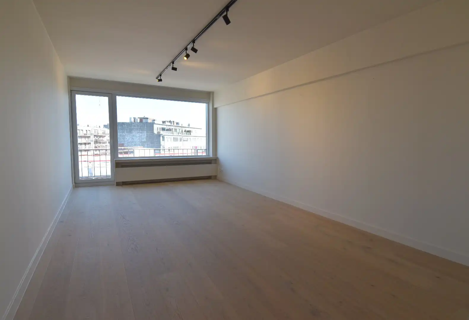 Gerenoveerd appartement met 2 slaapkamers en 2 terrassen foto {{pictureIndex}}