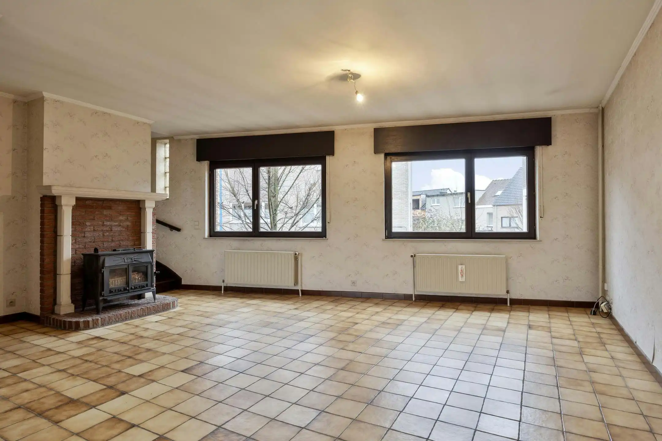 Op te frissen gezinswoning met inpandige garage en tuin op toplocatie in Strombeek! foto 7