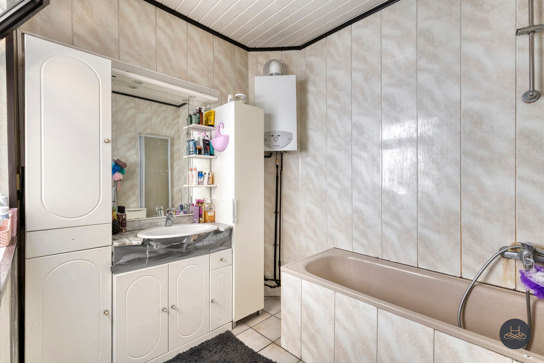 Knappe renovatiewoning met binnenplaats en 4 slaapkamers foto 11