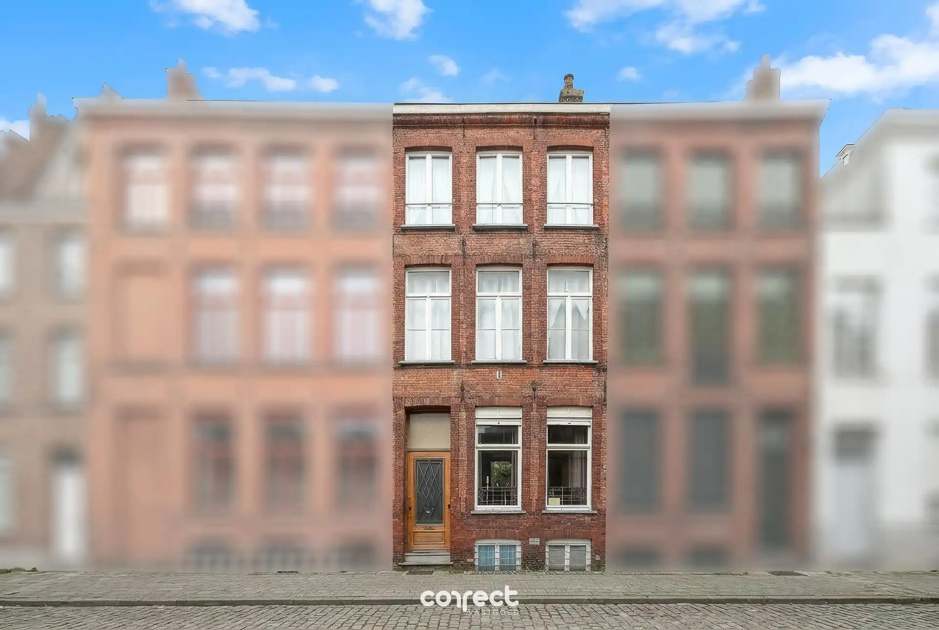 Ruime stadswoning met veel potentieel. foto {{pictureIndex}}