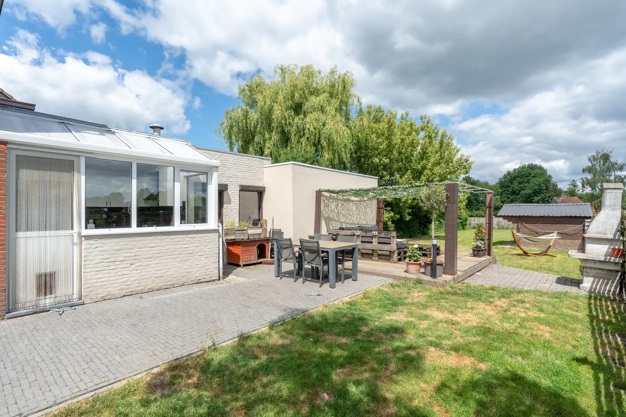 Woning bestaande uit twee appartementen op 985m² perceel. foto 2