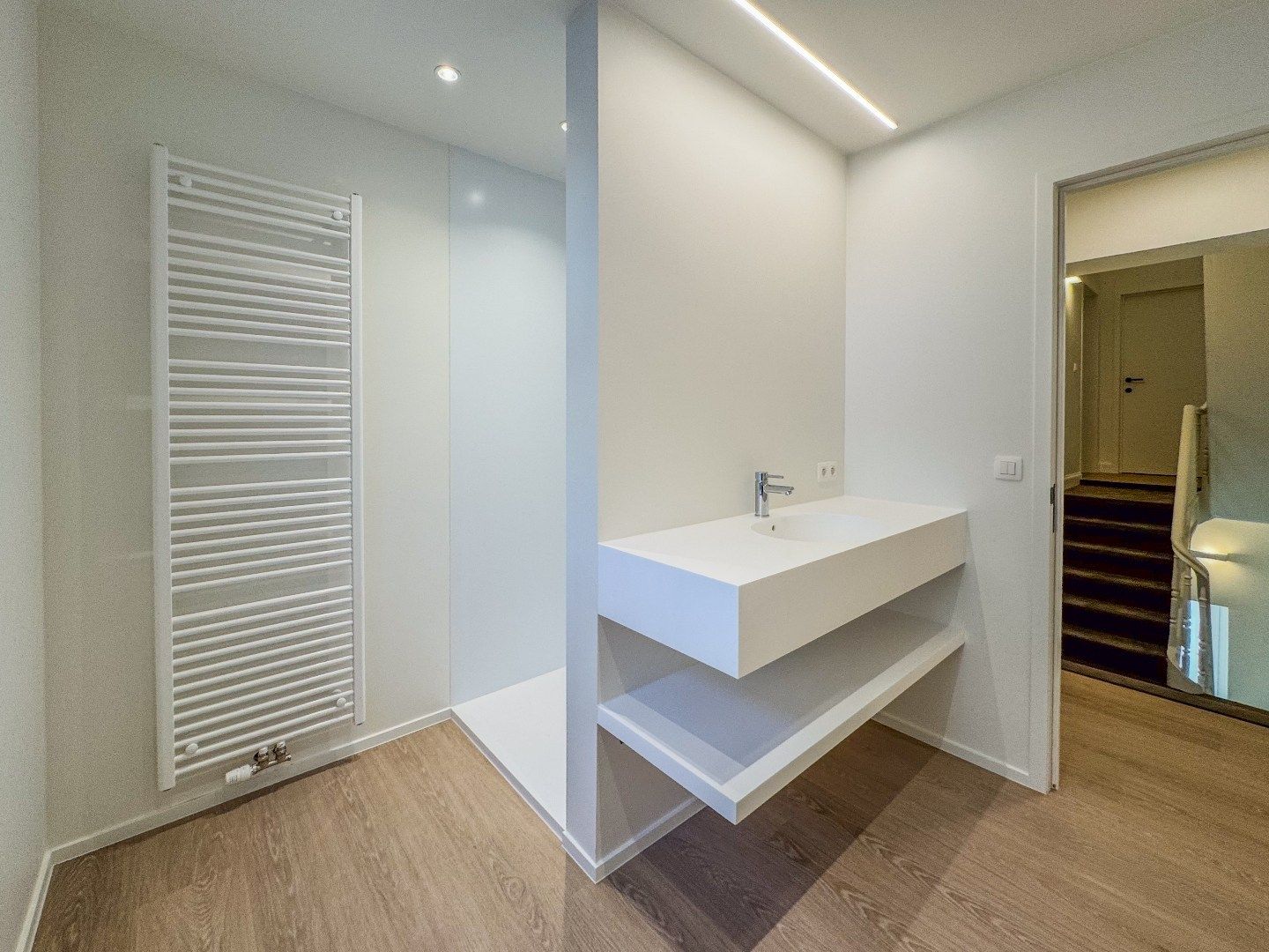 Ruim appartement met 2 slaapkamers en terras in het centrum. foto 17