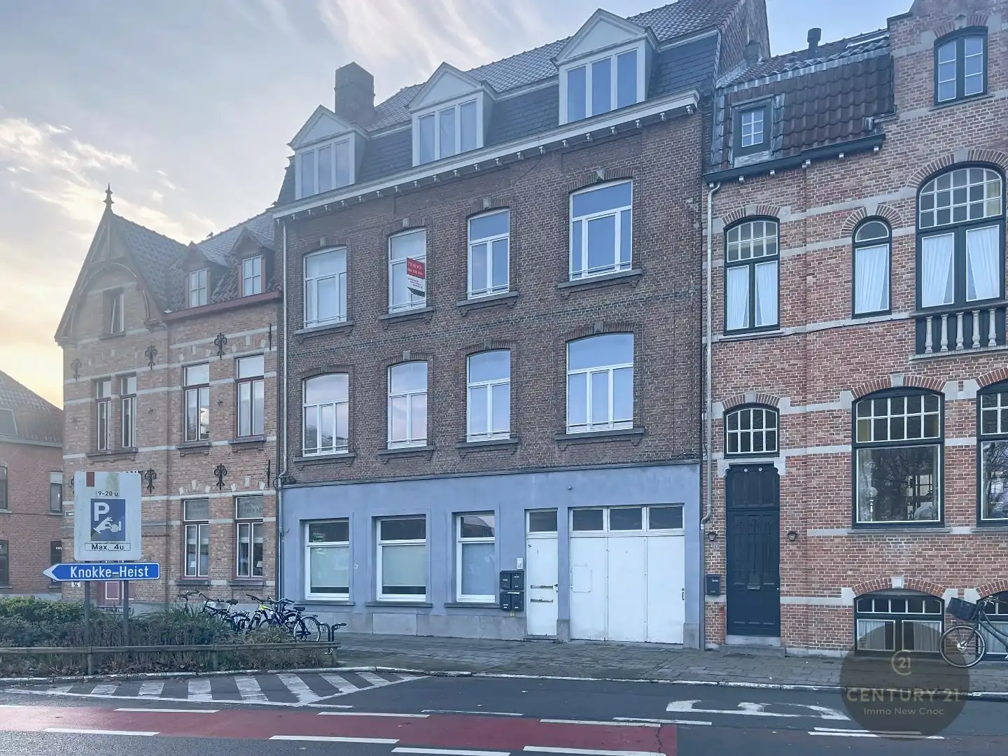OPBRENGSTEIGENDOM TE BRUGGE foto {{pictureIndex}}