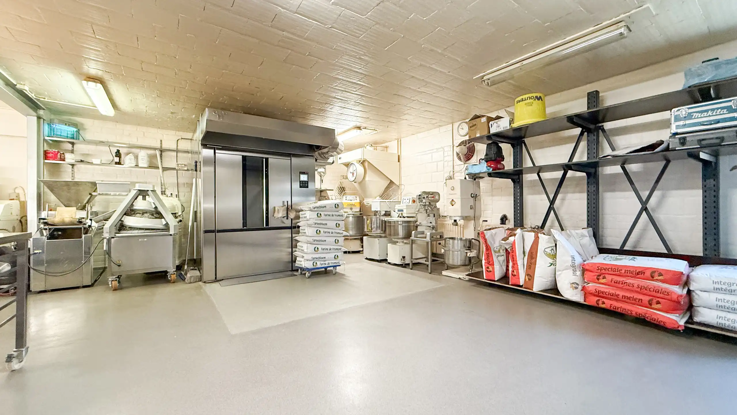 Instapklare bakkerij met woonst in het centrum van Zolder! foto 7