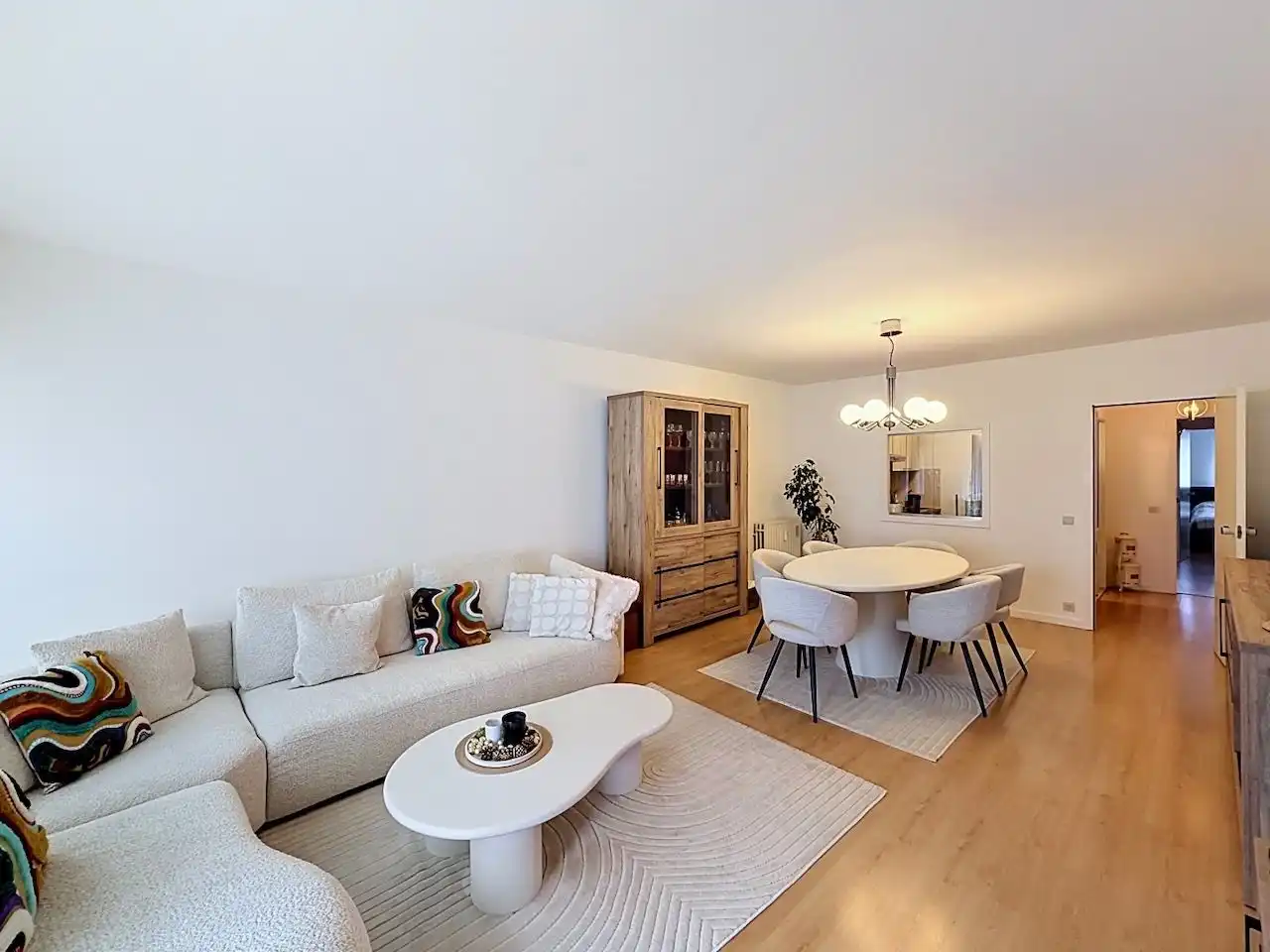 Verzorgd appartement met terras vooraan, gelegen op een boogscheut van de Zeedijk te Knokke foto {{pictureIndex}}