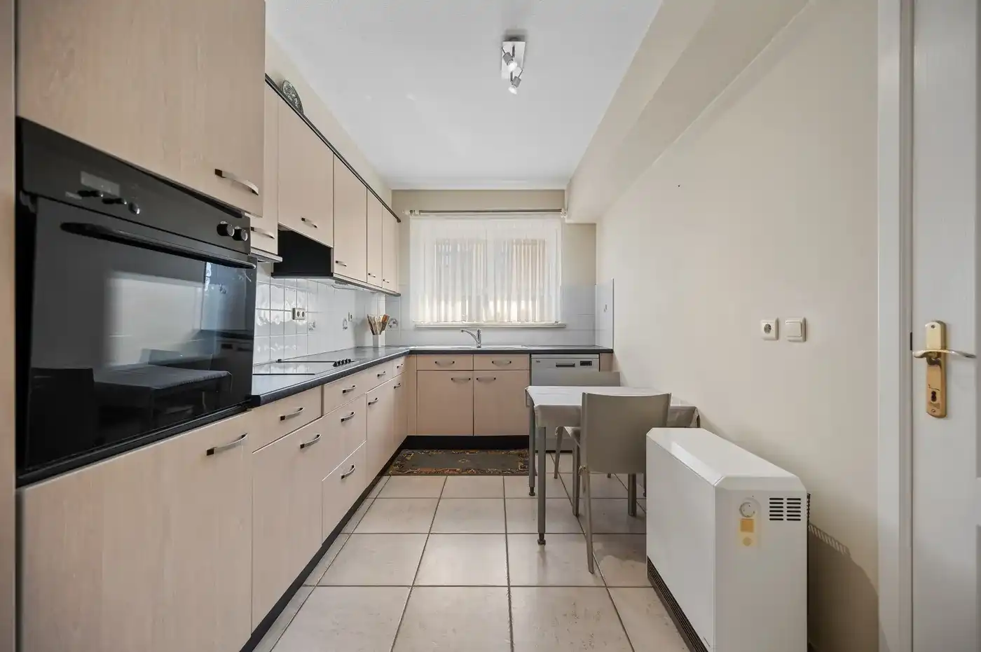 Ruim appartement met veel lichtinval, 2 slaapkamers, garage en kelder foto 9