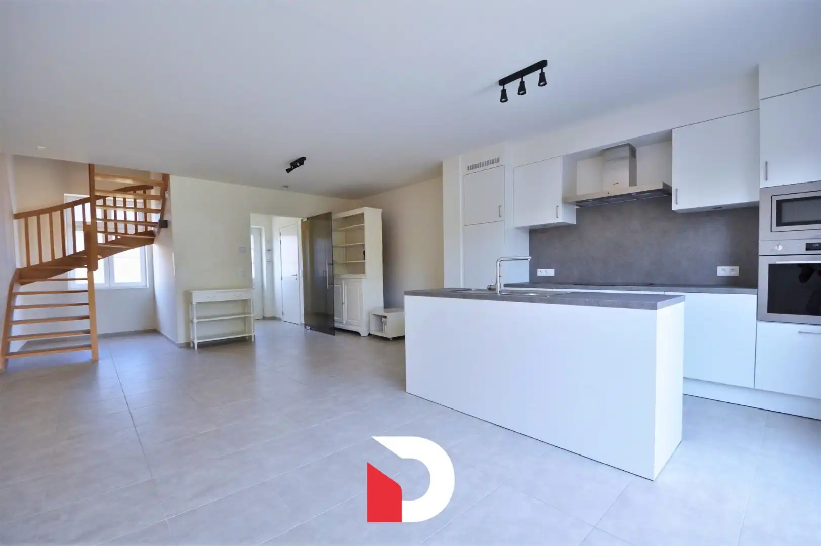 Ruime recente woning met 4 slaapkamers, garage en autostaanplaats foto 2