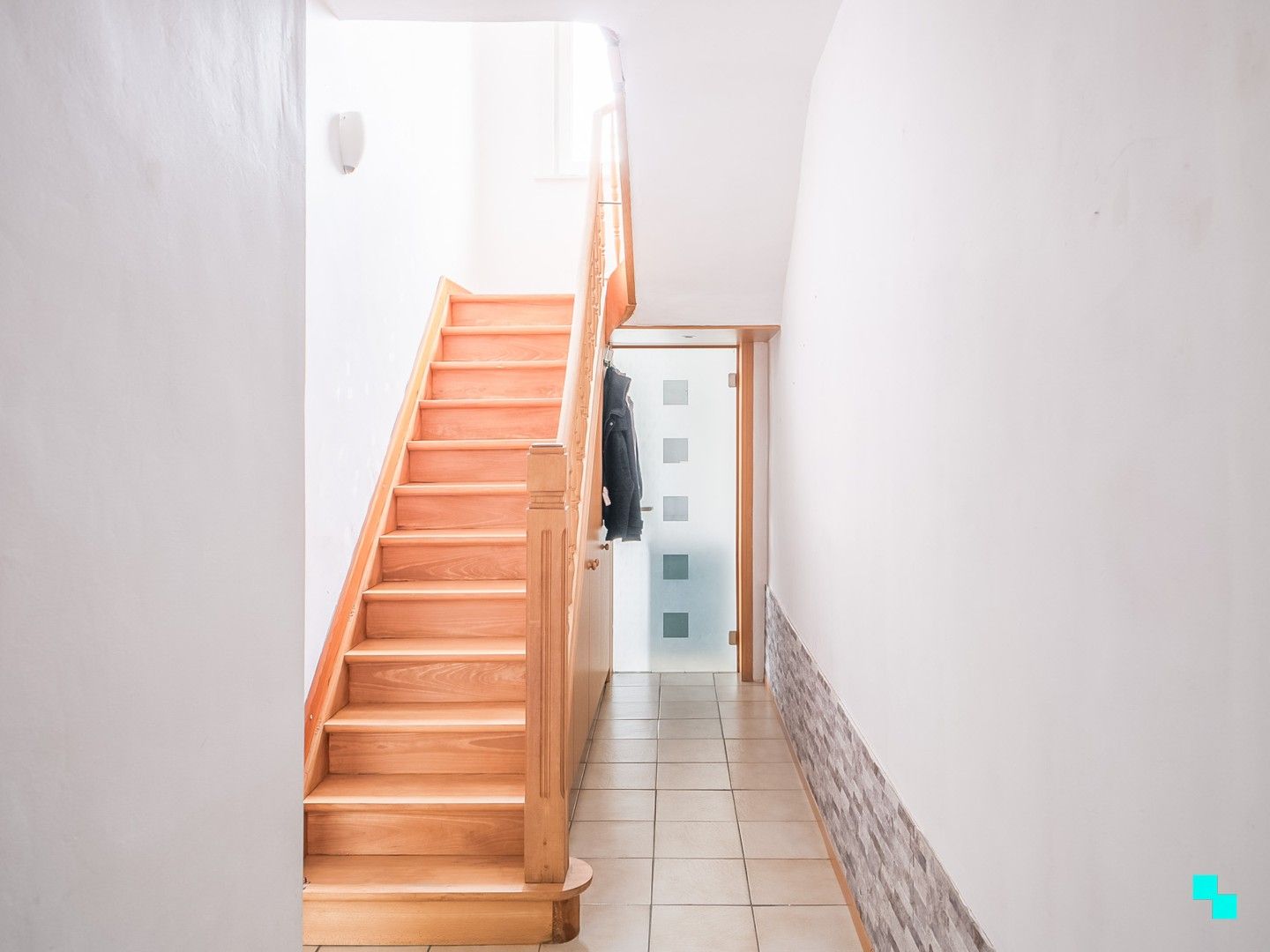 Charmante woning met vijf slaapkamers en inpandige garage te Merelbeke foto 2