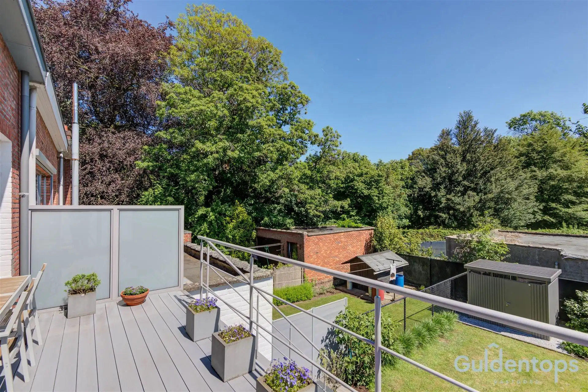 Knappe woning op topligging naast park foto 17