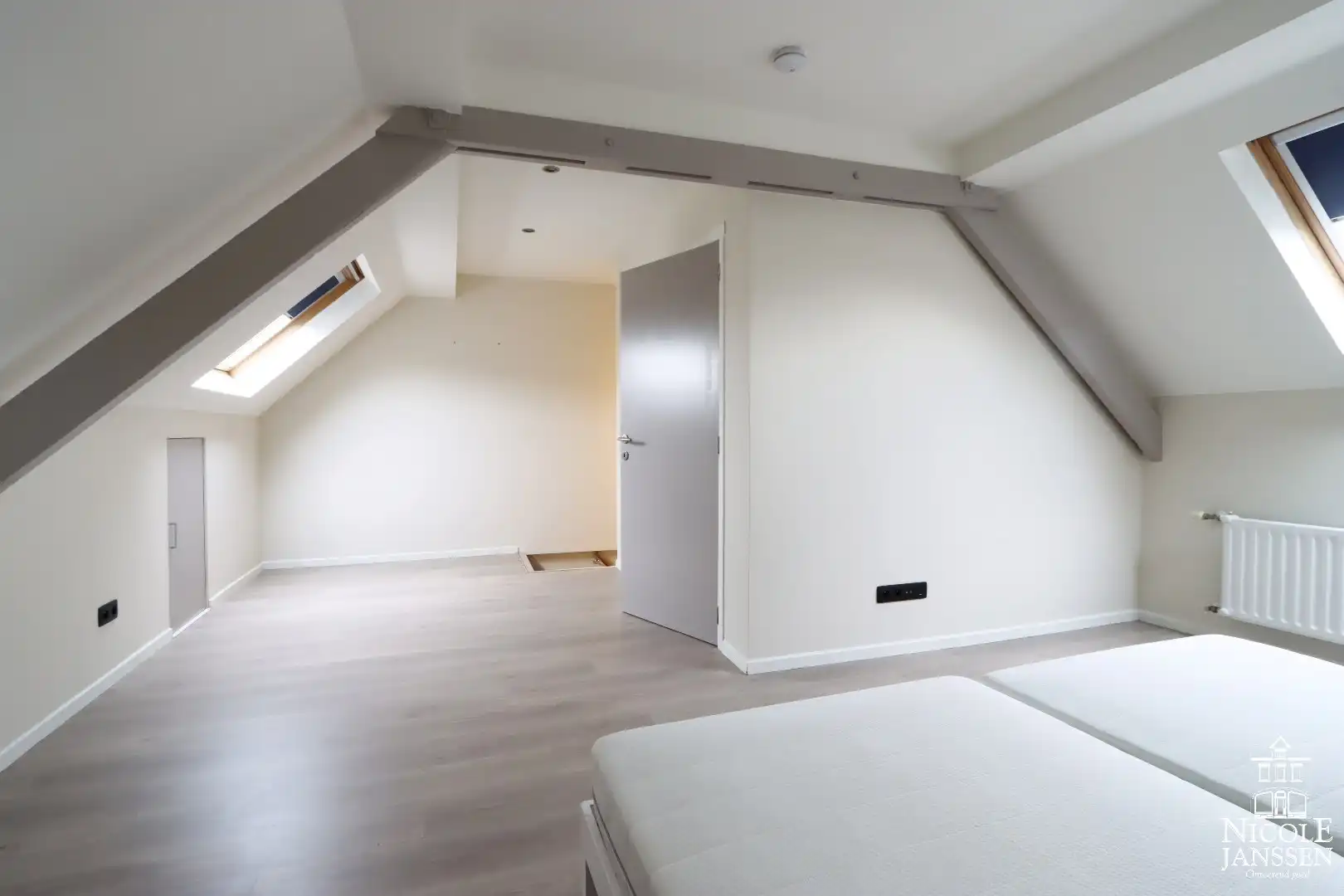 Compleet gerenoveerde ruime stadswoning met gezellige binnenkoer foto 18