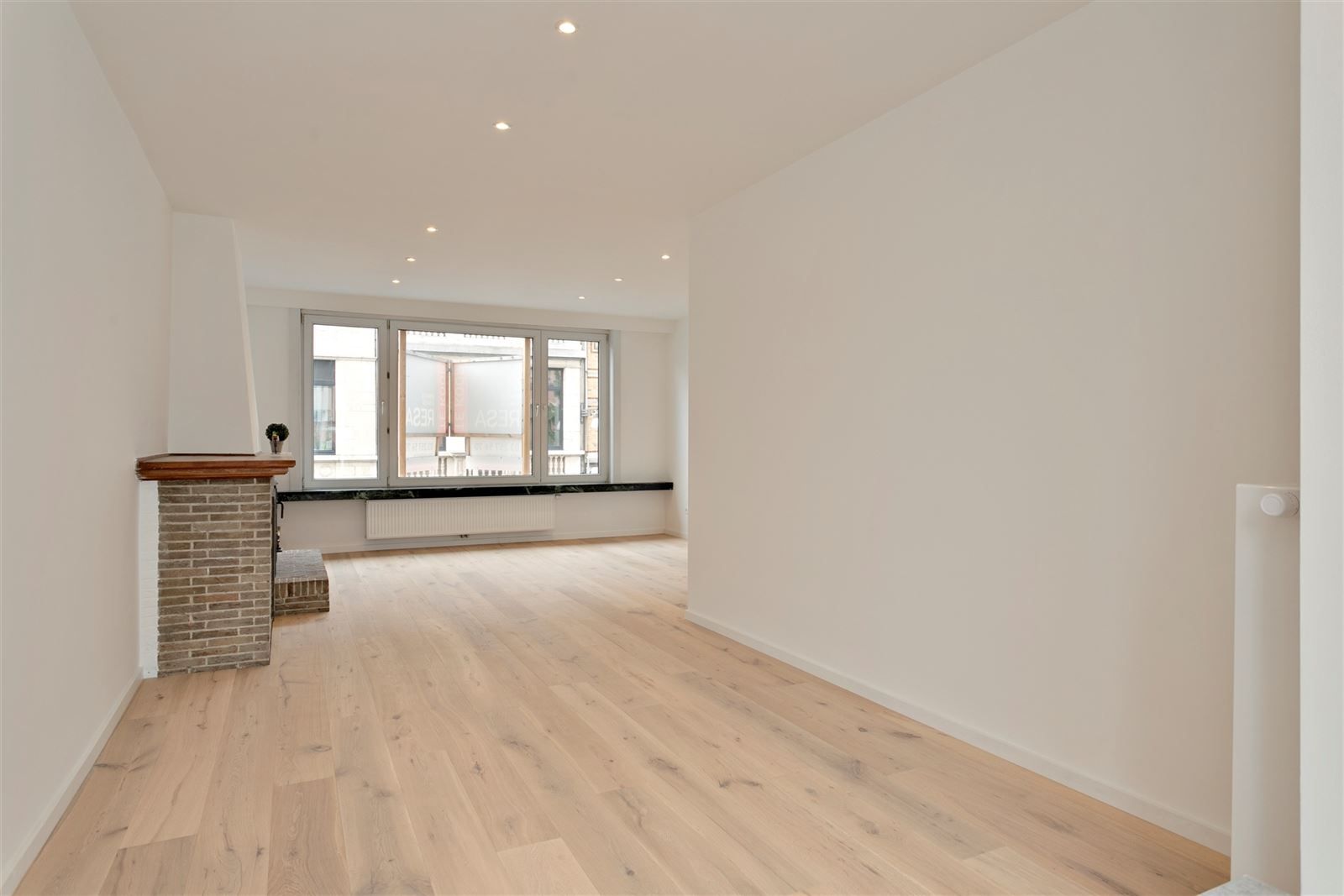  RUIM - KARAKTERVOL TRIPLEX appartement met 4 SLPK | vlakbij Berchem station. foto 2