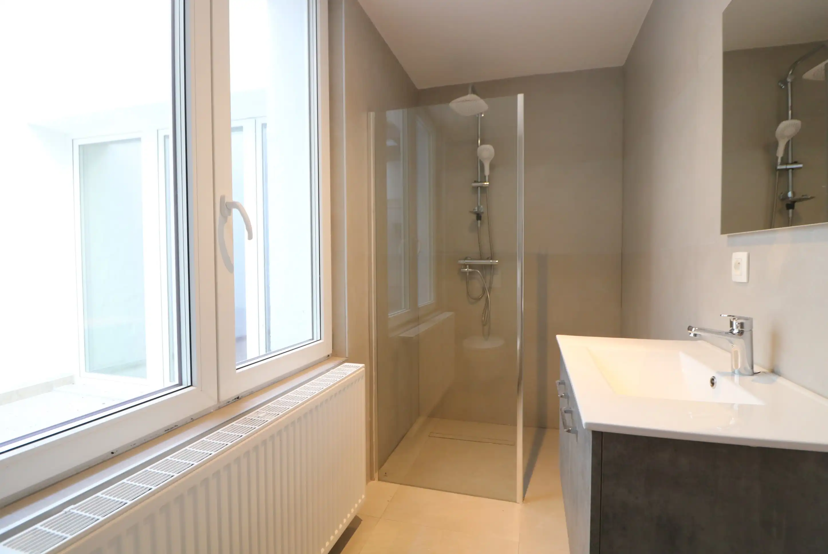 Zeer ruim, volledig gerenoveerd duplexappartement (162 m²) met 3 slaapkamers en 2 badkamers. foto 7