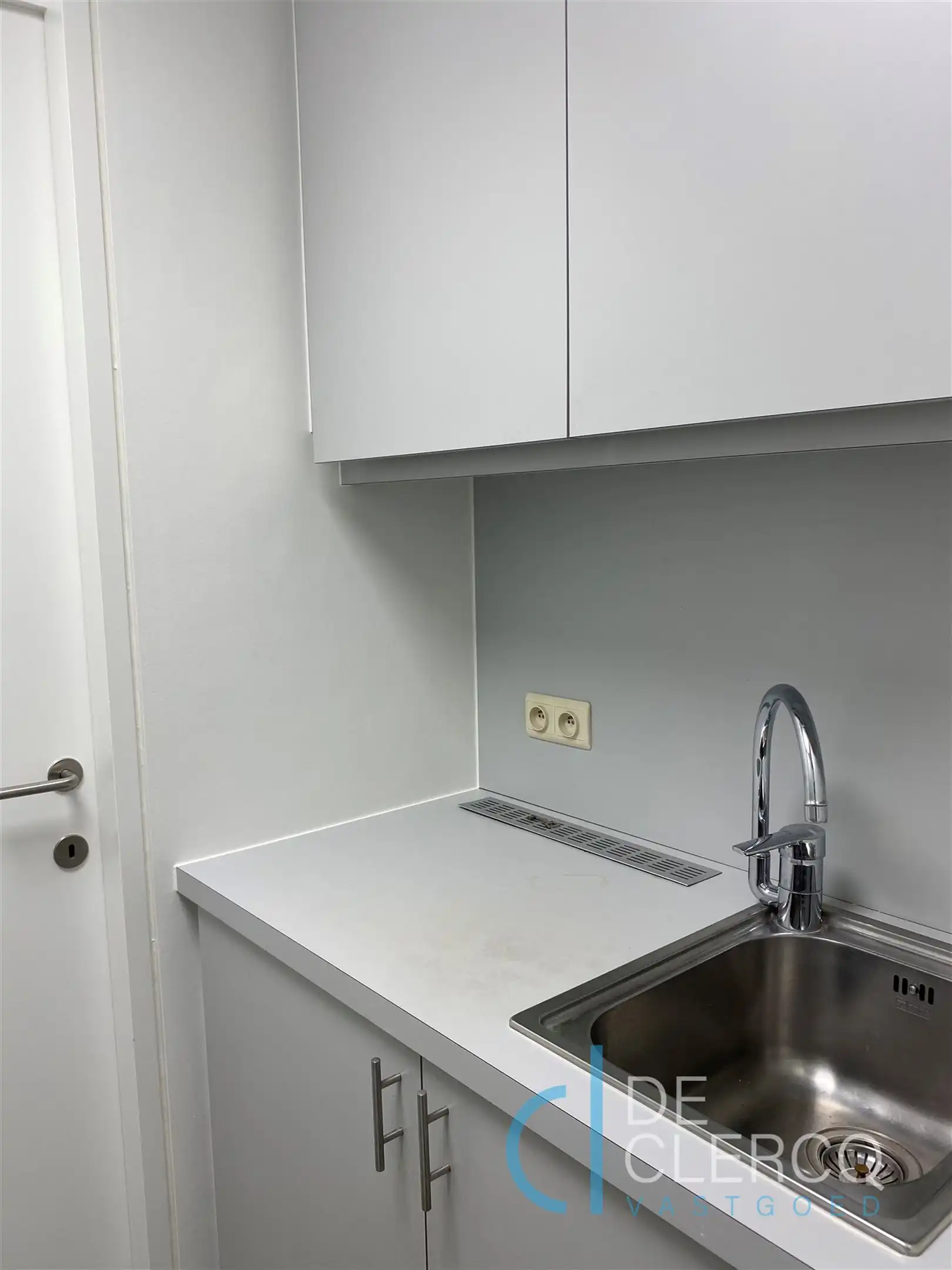 Nieuw, ruim handelspand te huur in centrum Lochristi!  foto 10