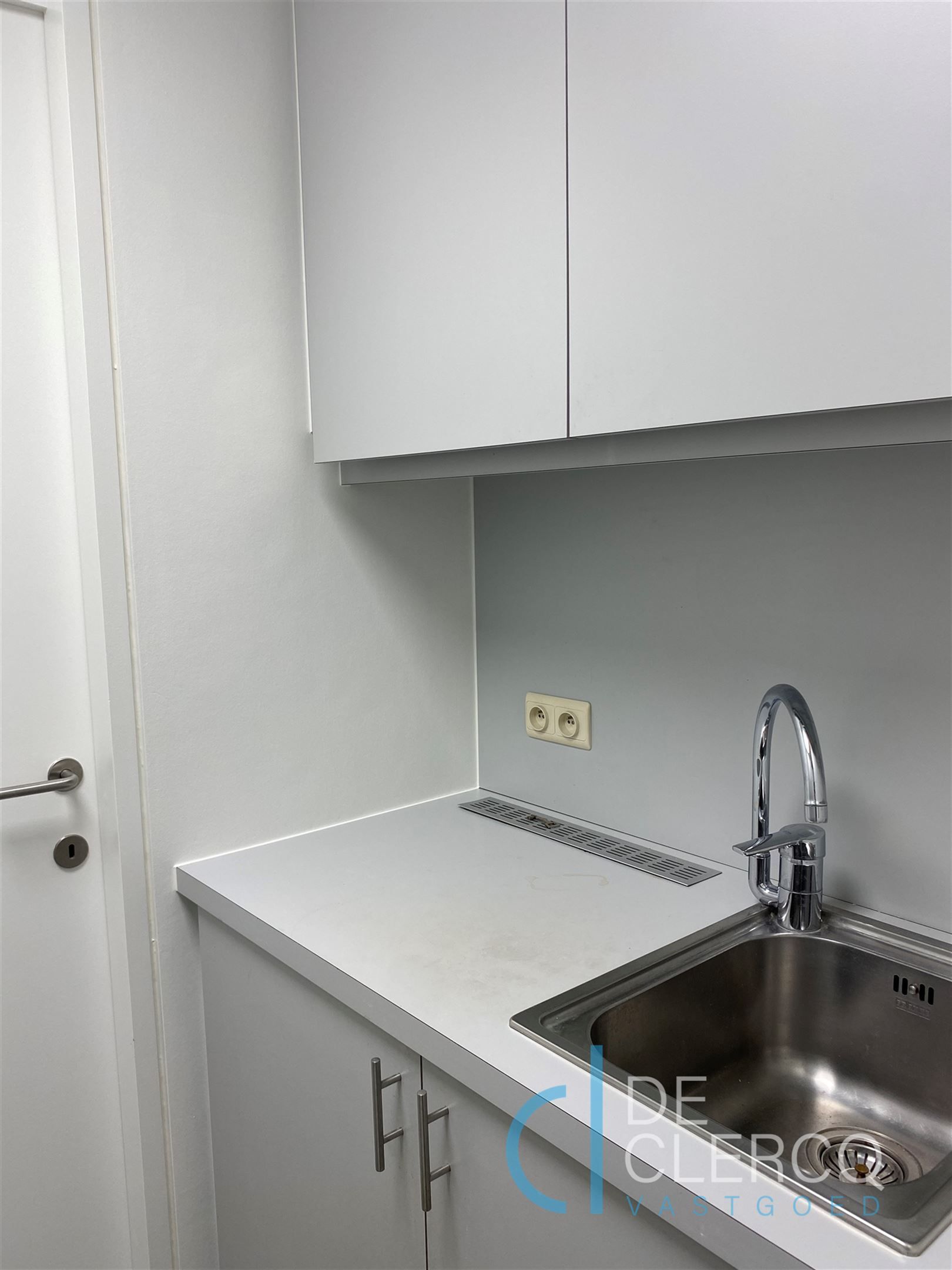 Nieuw, ruim handelspand te huur in centrum Lochristi!  foto 10